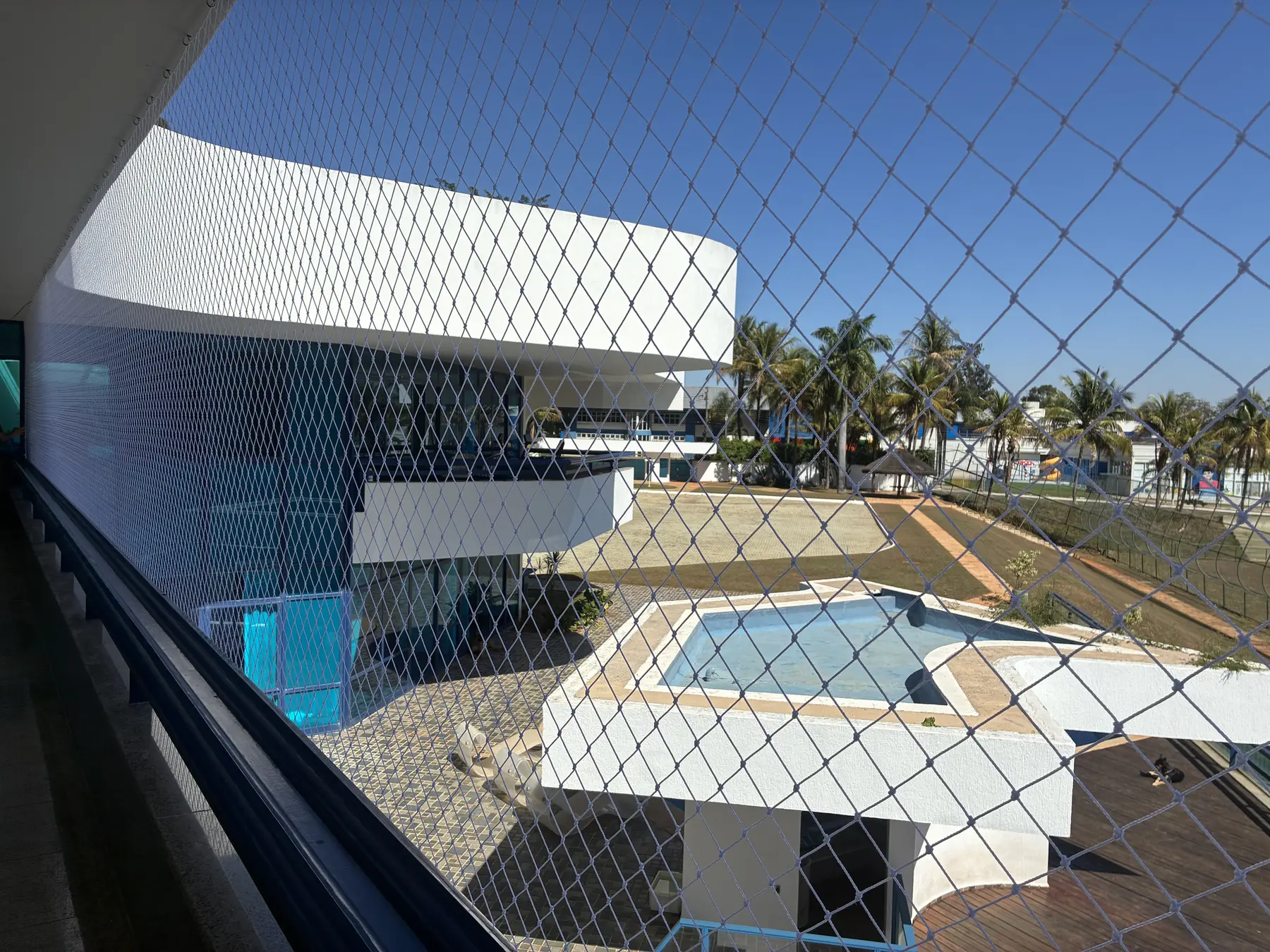 Rede de proteção instalada junto à varanda e piscina no Lago Sul, Brasília