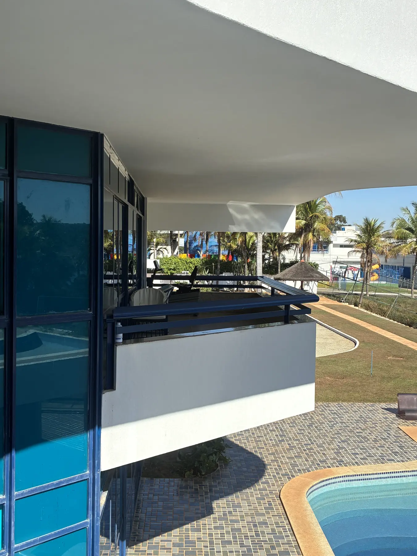 Varanda de residência no Lago Sul preparada para rede de proteção