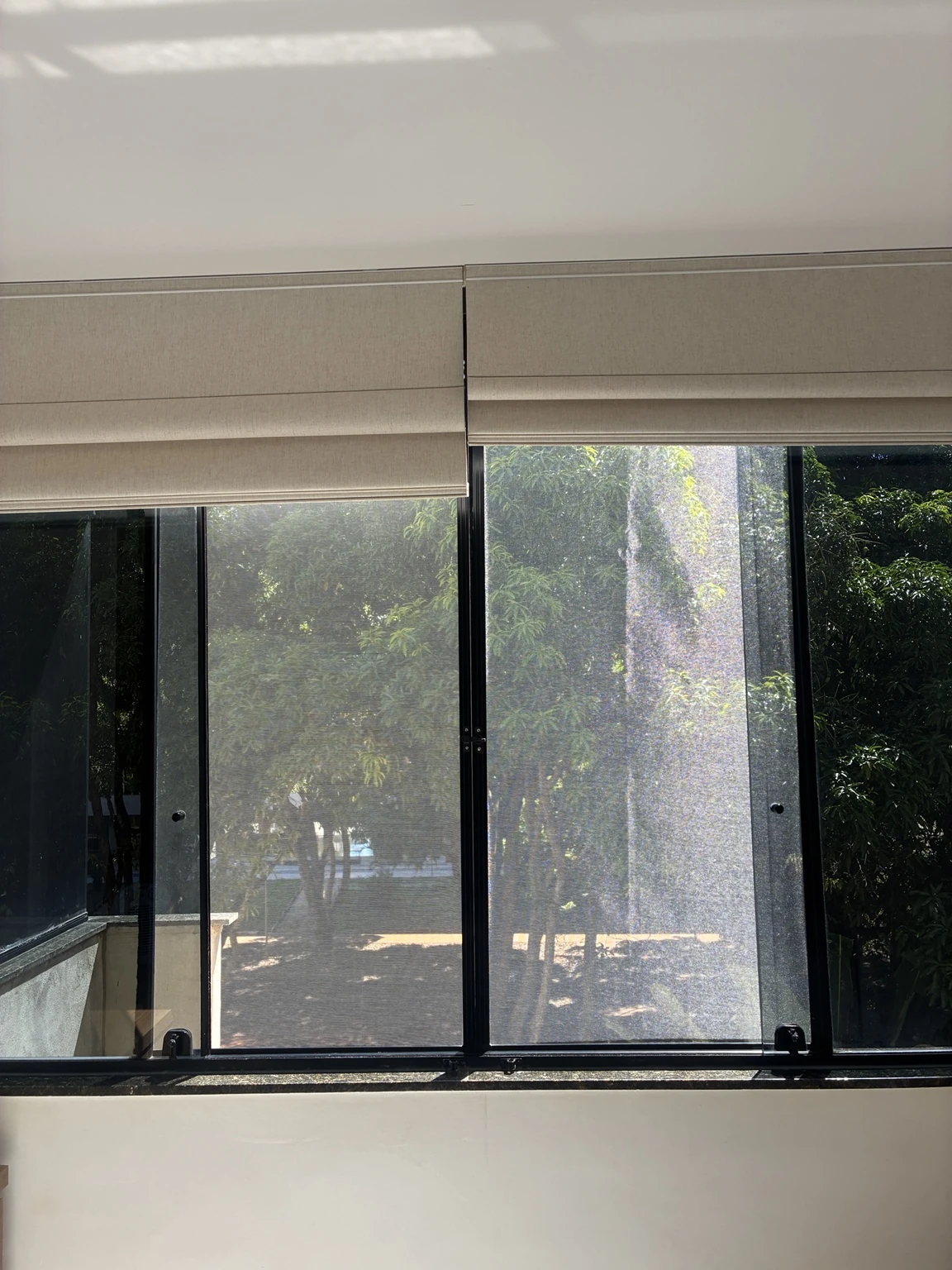 Conjunto de telas nas folhas de correr da janela com persianas acima na SQN 111, Bloco I, Asa Norte, Brasília DF