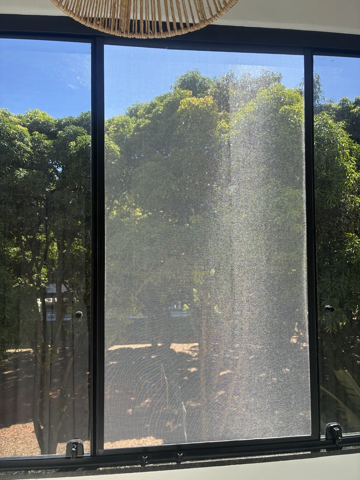 Vista próxima do pano da tela em uma folha de correr da janela na SQN 111, Bloco I, Asa Norte, Brasília DF