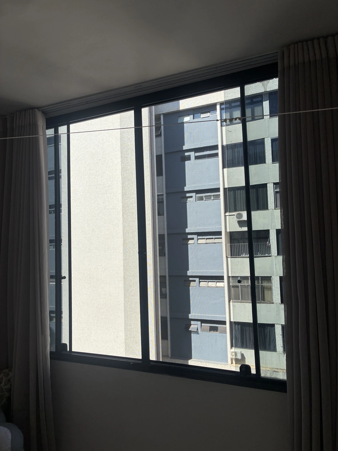 Janela ampla com tela e vista para o edifício vizinho na SQN 111, Bloco I, Asa Norte, Brasília DF
