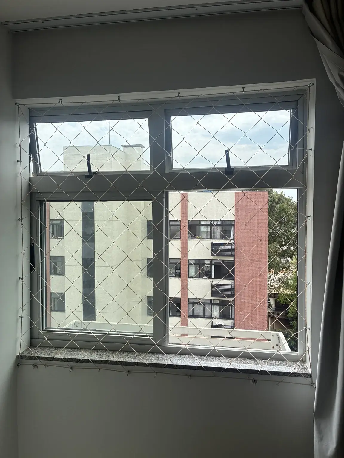 Conjunto de janelas com rede de proteção na SQN 316, Bloco F.