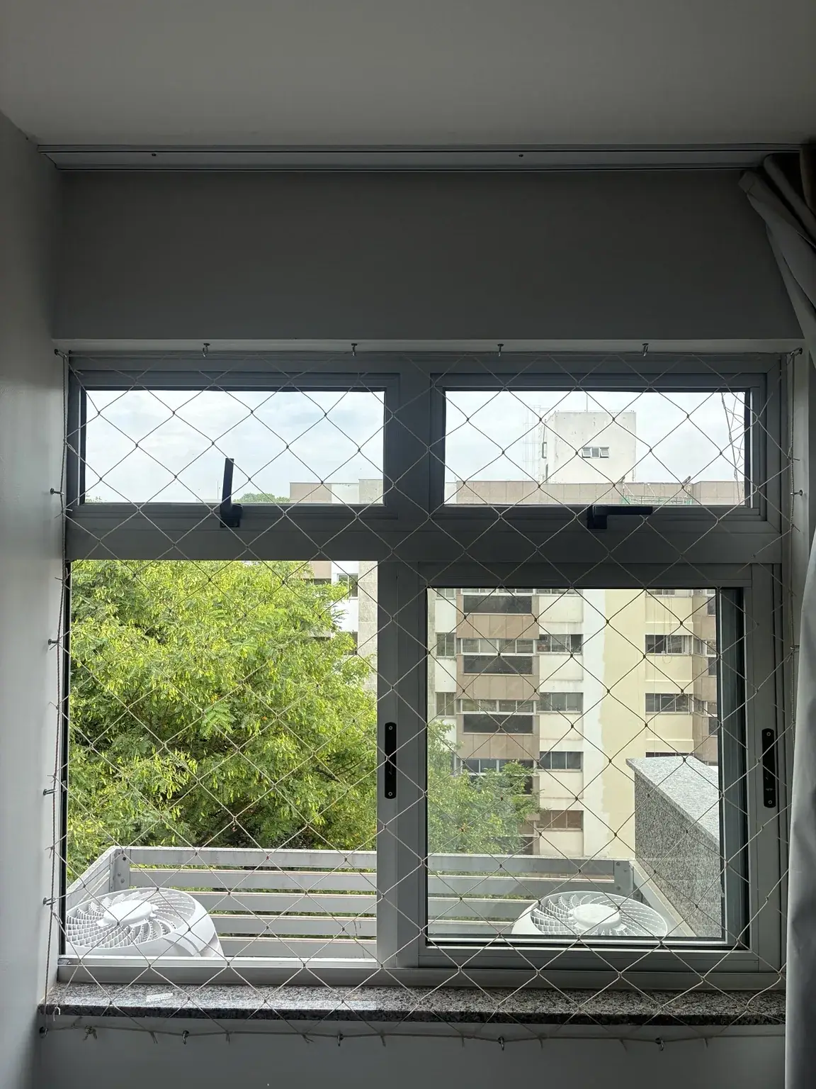 Vista frontal da rede instalada junto ao conjunto de janelas.