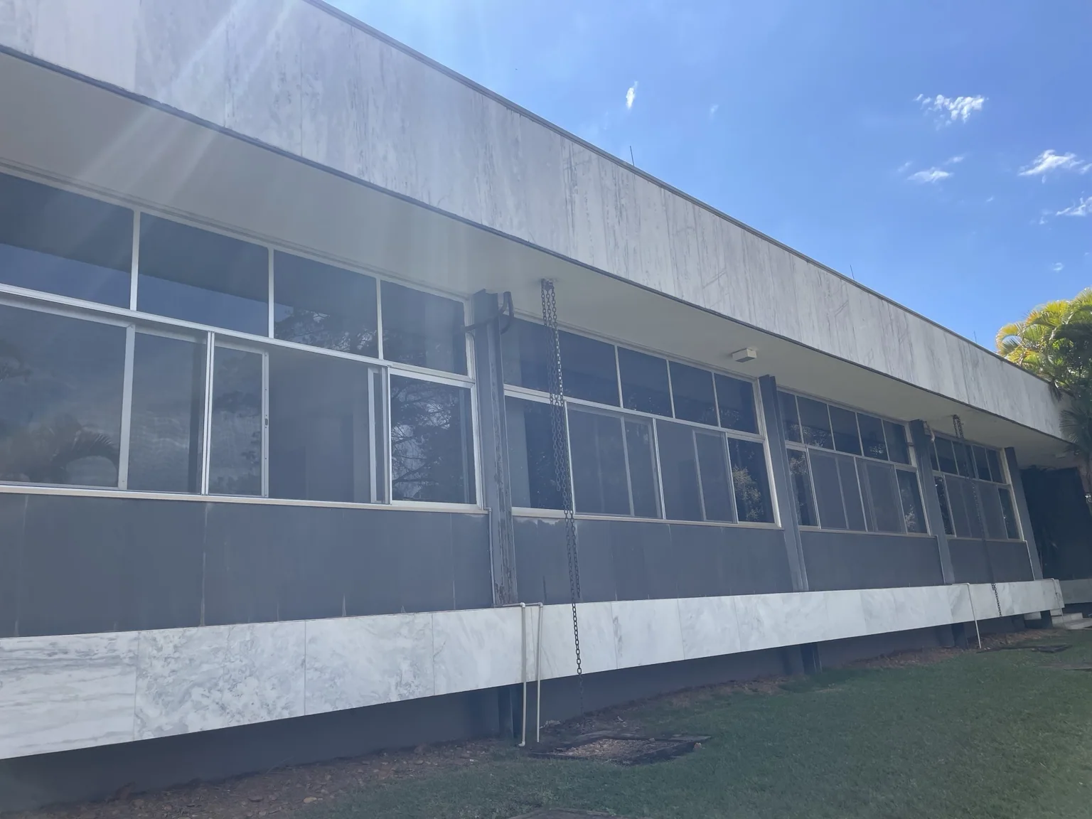 Vista lateral das telas mosquiteiras instaladas em uma fachada longa