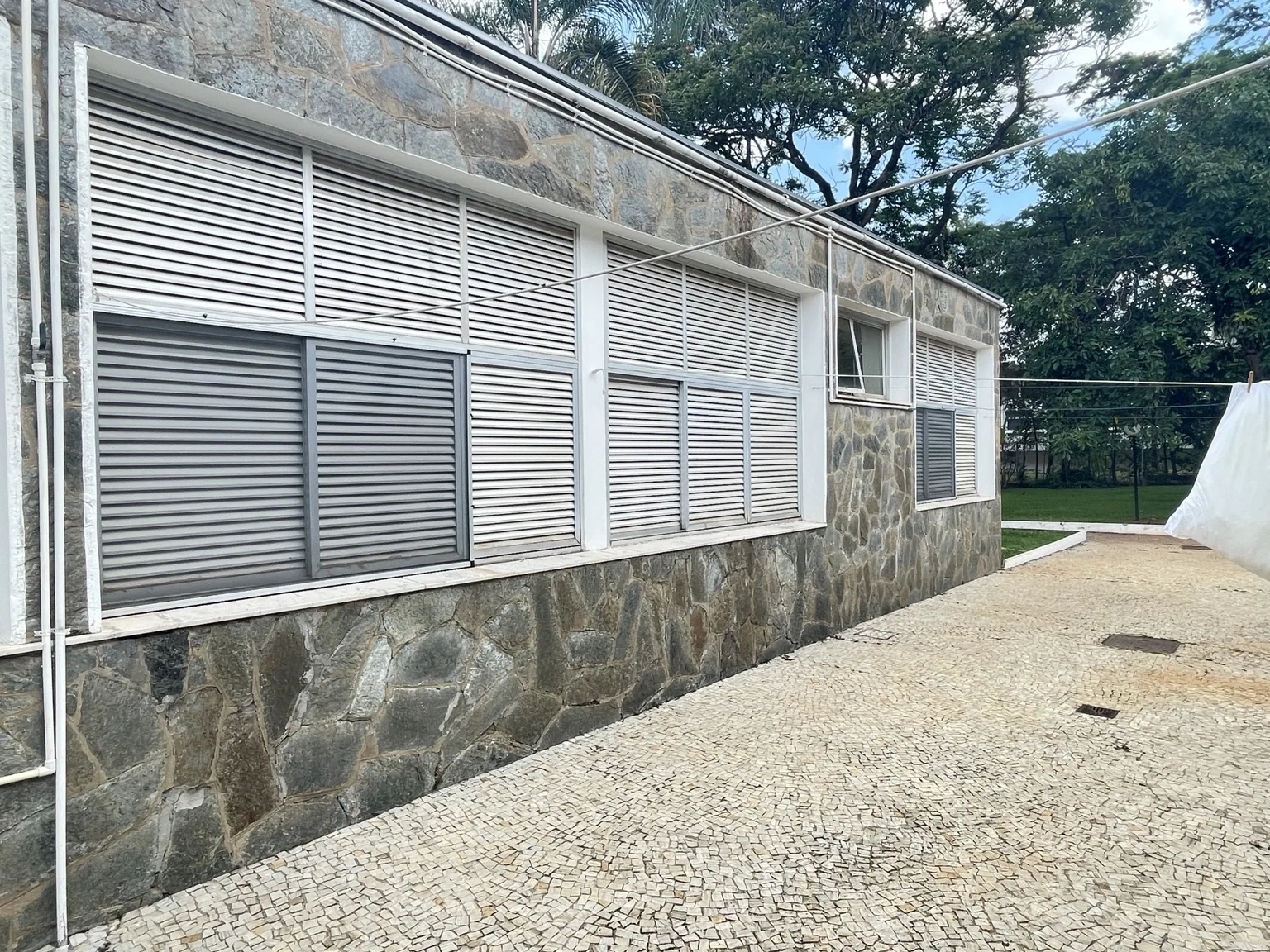 Conjunto de janelas com telas mosquiteiras em outra lateral do imóvel