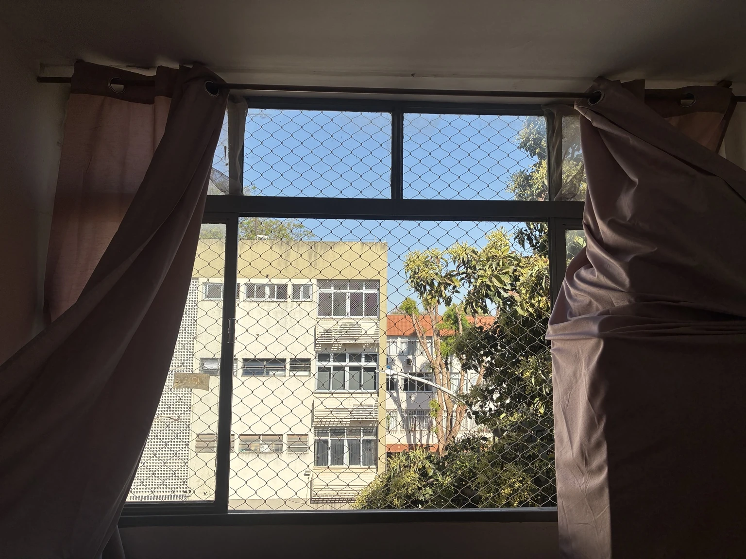 Rede areia 5×5 cm em janela com cortinas e vista para a superquadra SQS 414, Asa Sul