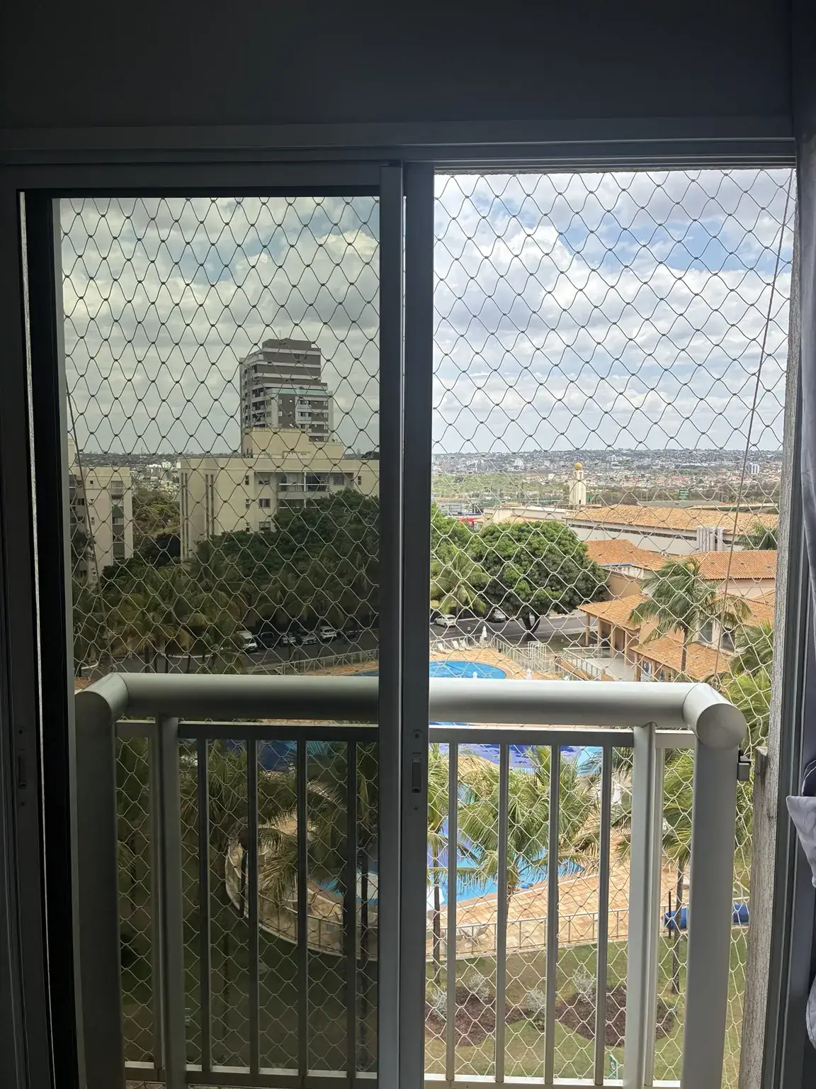 Varanda de apartamento protegida com rede areia no Bloco O da SQB, Guará