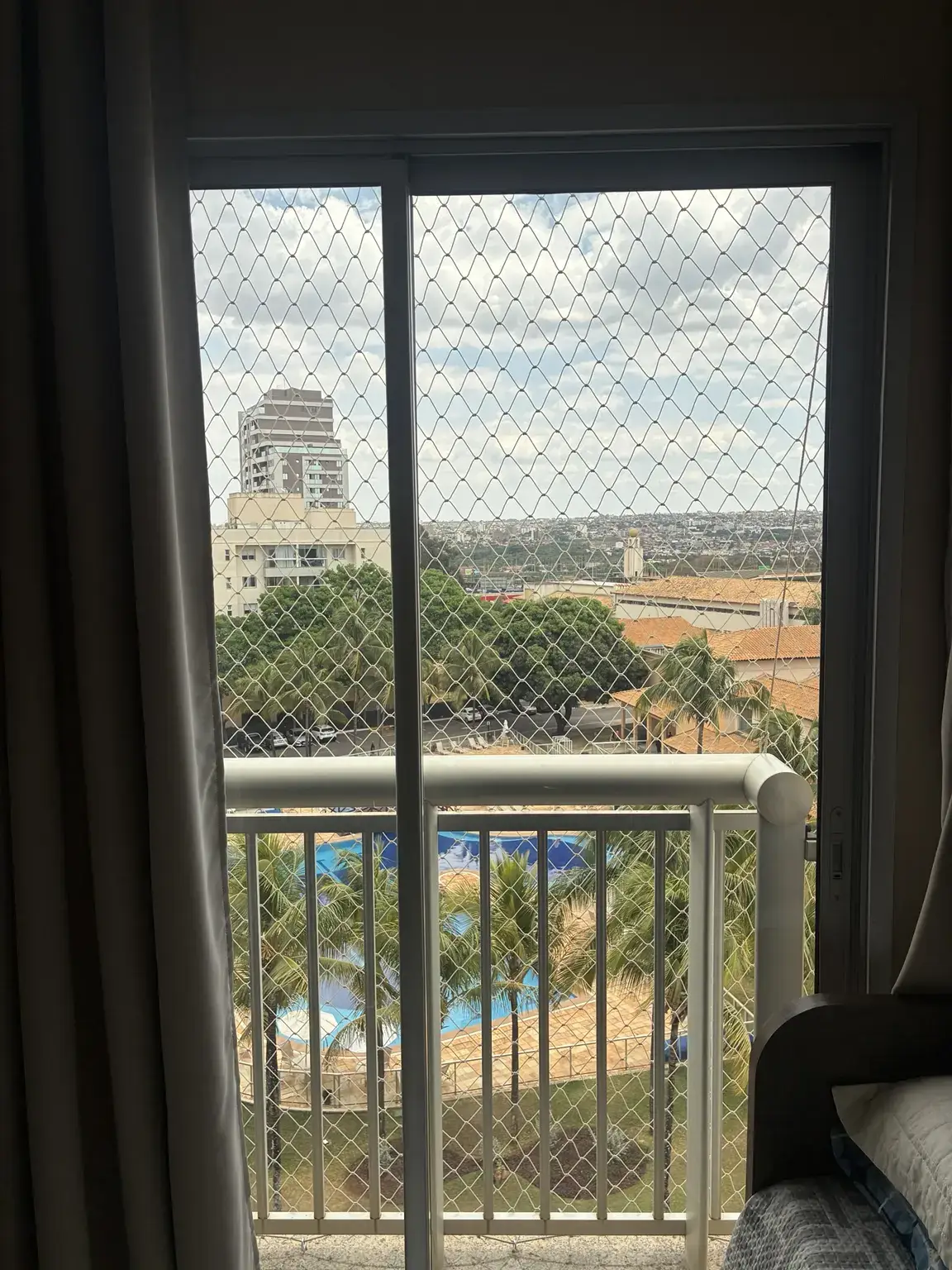 Rede de proteção 5×5 areia em varanda de apartamento na SQB do Guará