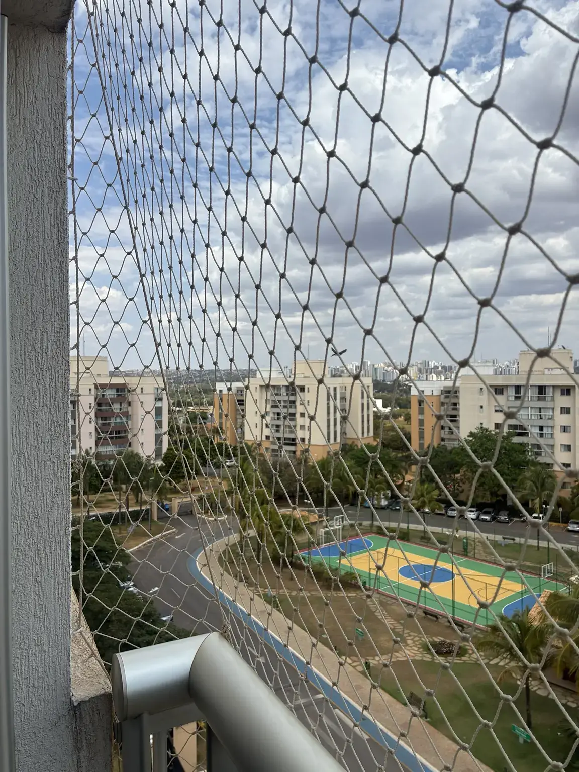 Detalhe lateral da rede de proteção areia instalada no Bloco O da SQB, Guará