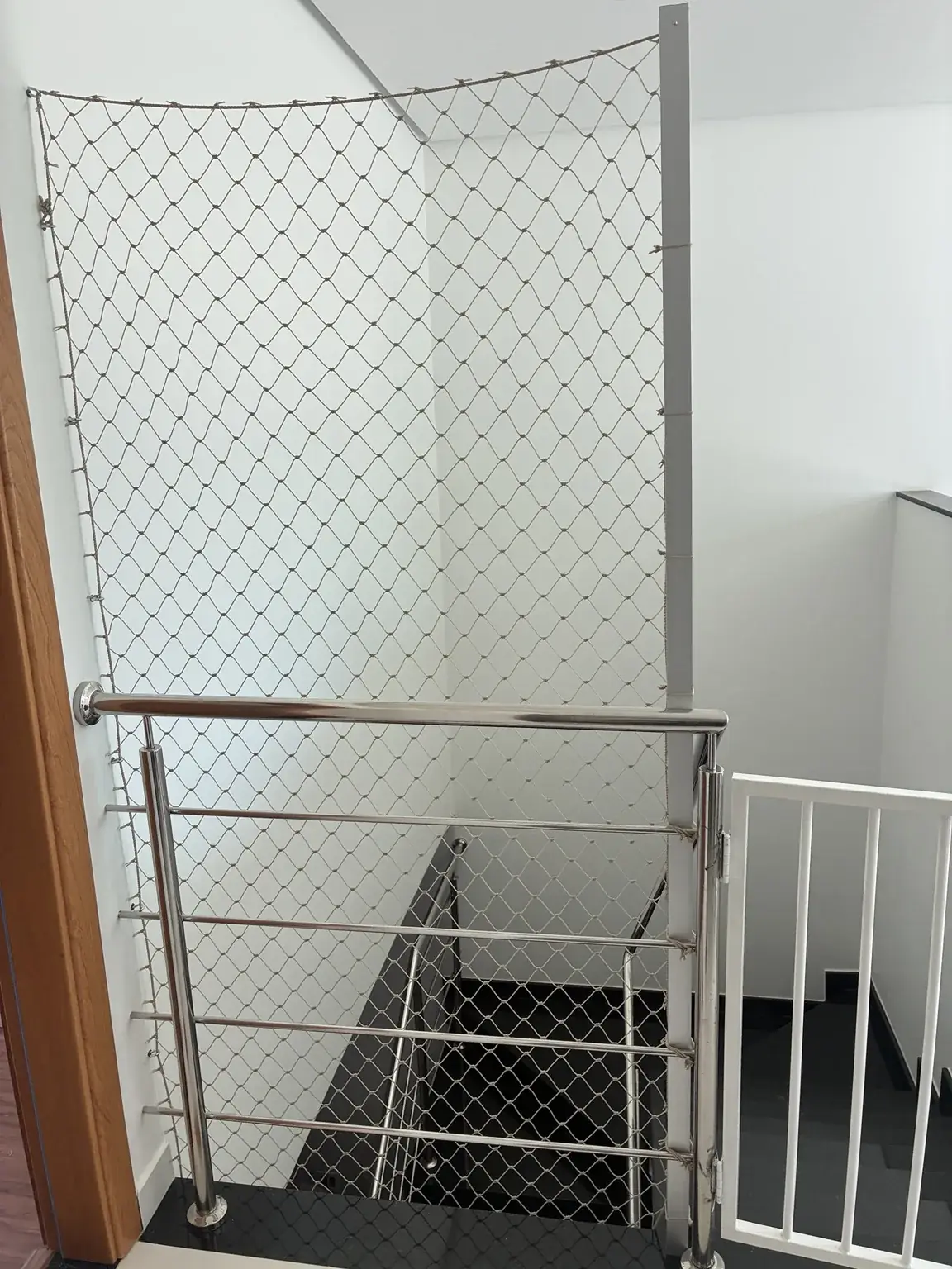 Rede areia instalada junto ao guarda-corpo da escada interna.