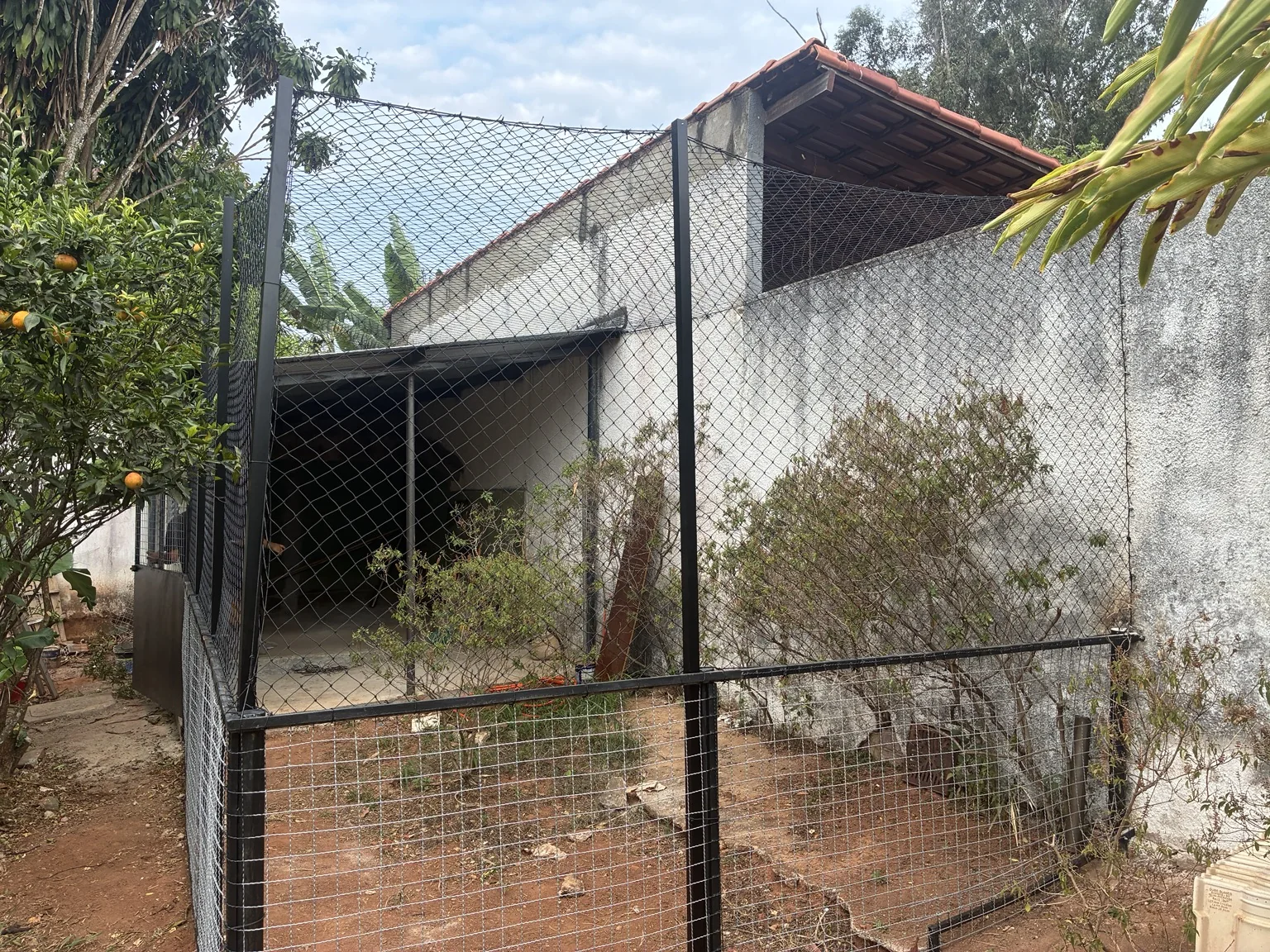 Fechamento do gatil junto à estrutura metálica e ao muro na SHIS QI 27, Conjunto 16, Lago Sul