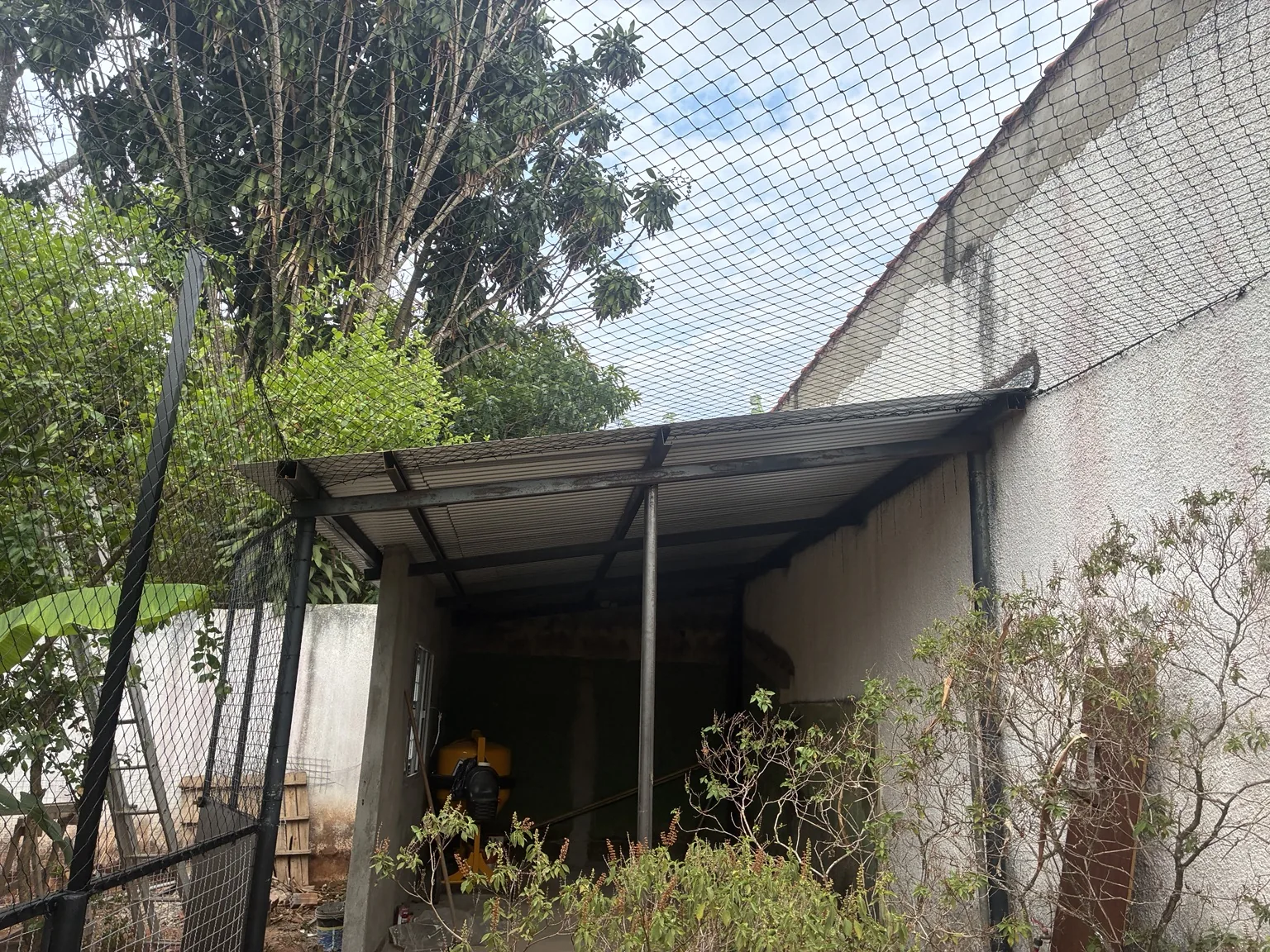 Rede preta na cobertura, junto ao telhado e às árvores na SHIS QI 27, Conjunto 16, Lago Sul