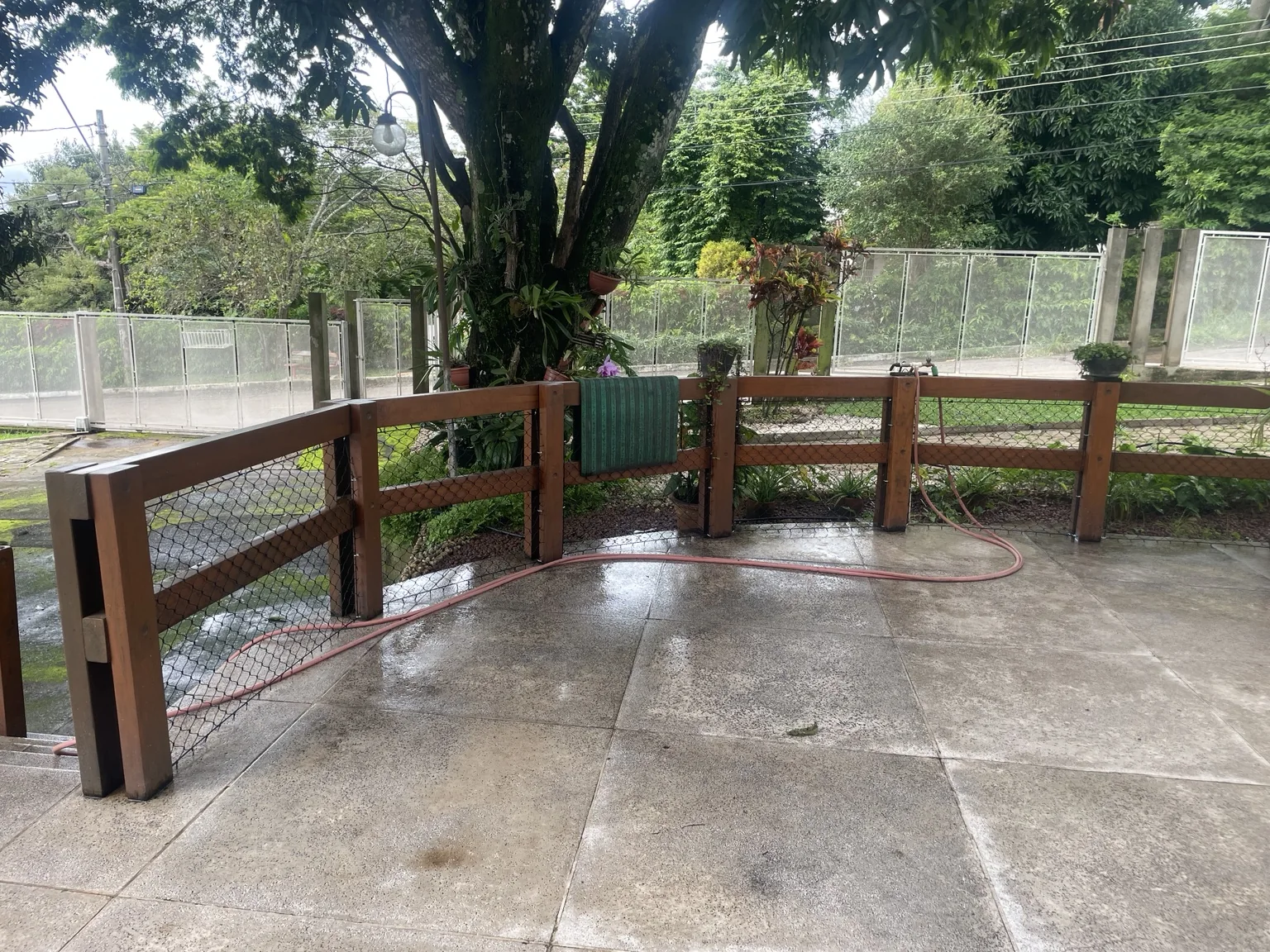 Rede de proteção preta 5×5 cm nos guarda-corpos da SHIS QI 28, Chácara 15