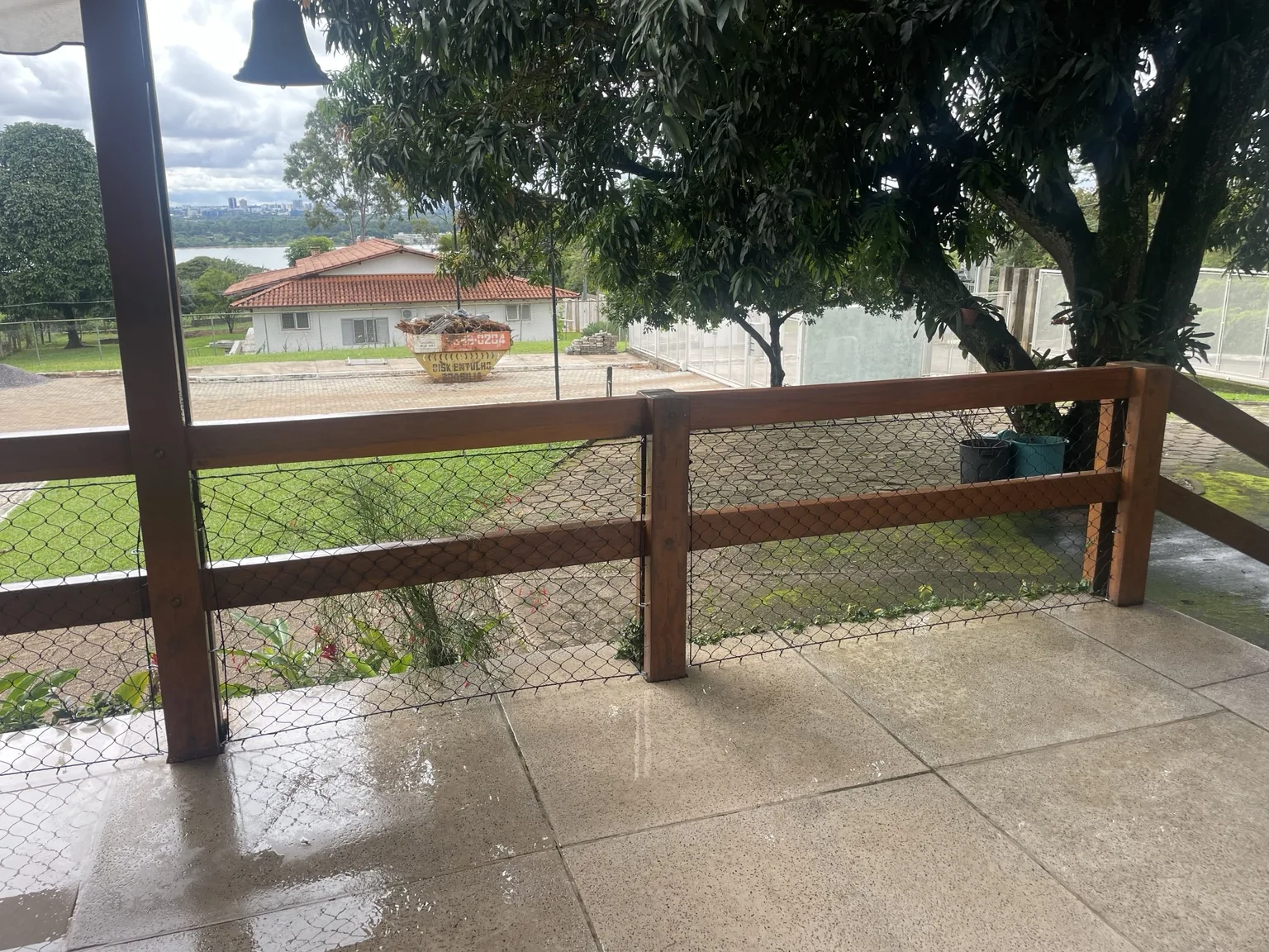 Detalhe da rede de proteção preta na área externa da Chácara 15