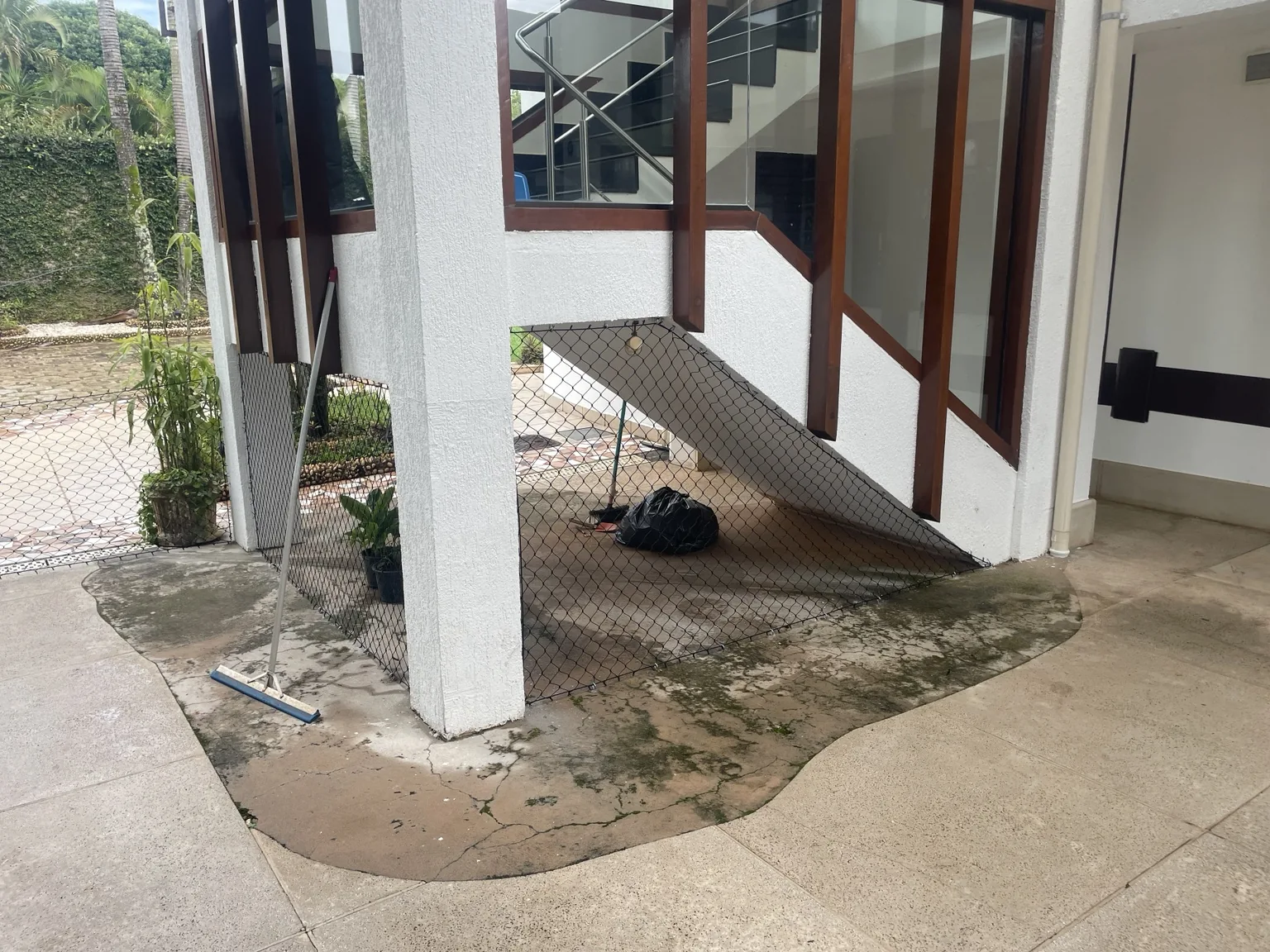 Rede preta 5×5 cm em vão lateral da casa no Lago Sul