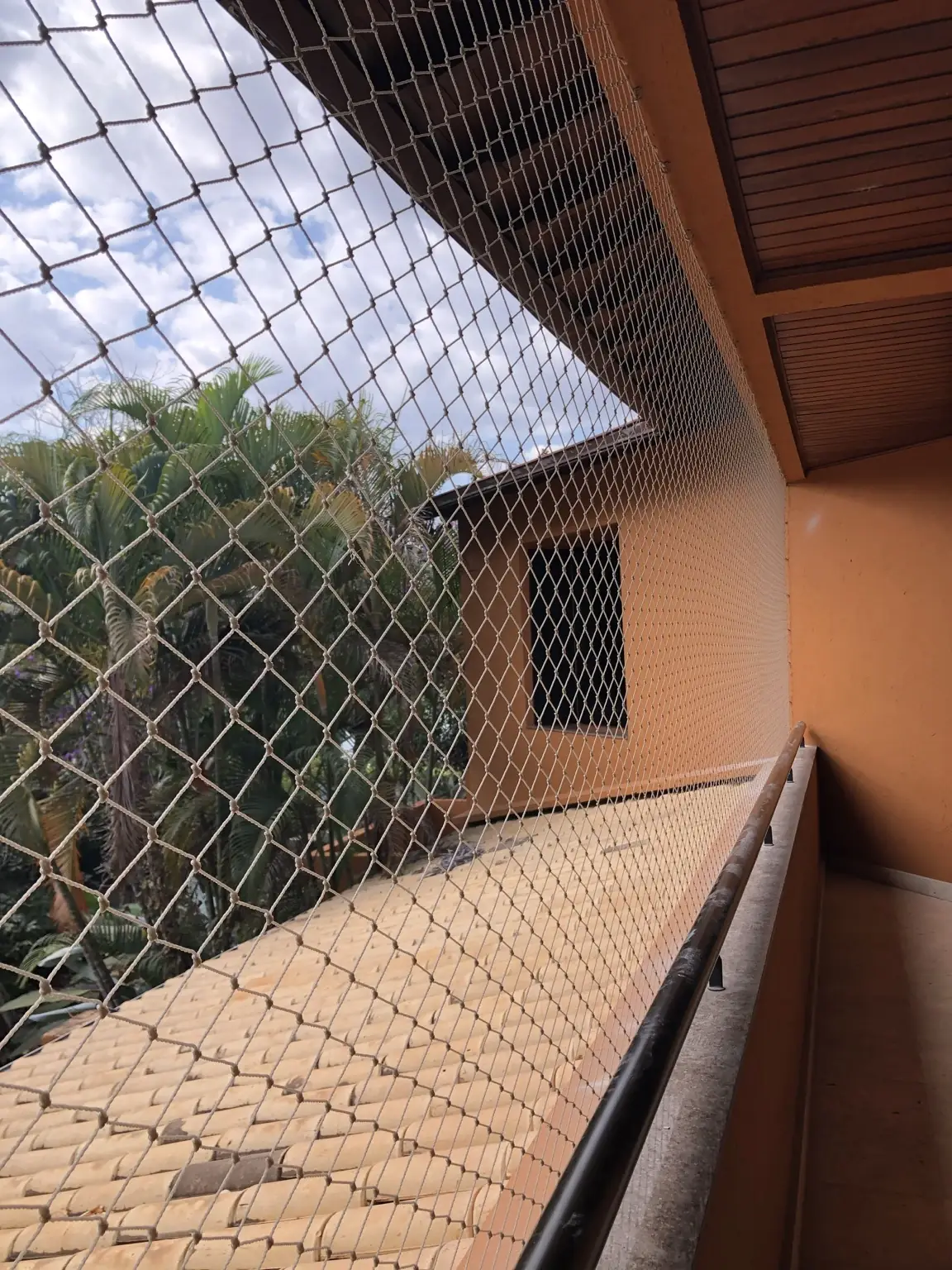 Detalhe da malha 5×5 cm ao longo do guarda-corpo da varanda na SHIS QL 7, Conjunto 2, Lago Sul