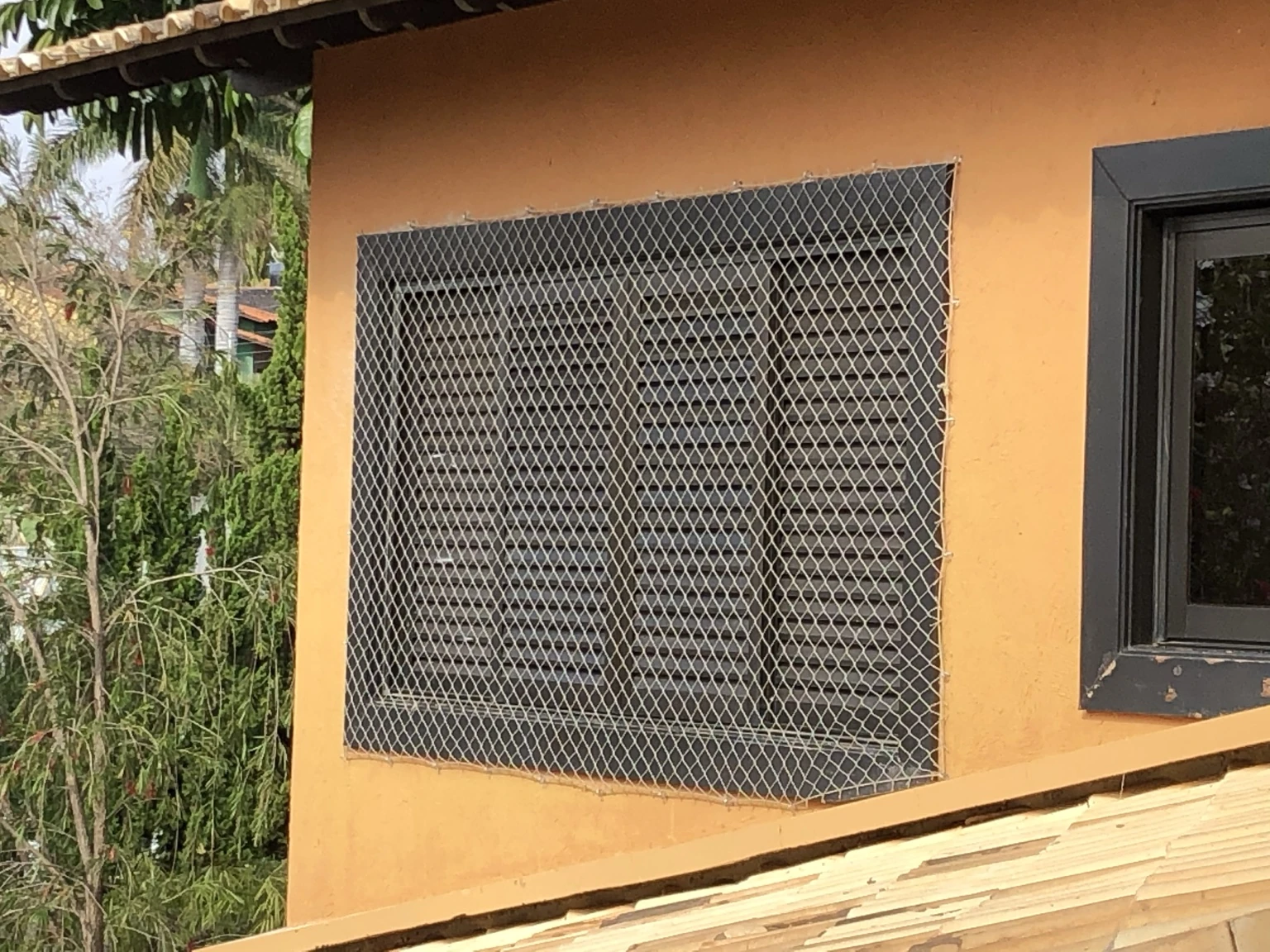 Rede de proteção instalada no vão da janela da residência na SHIS QL 7, Conjunto 2, Lago Sul