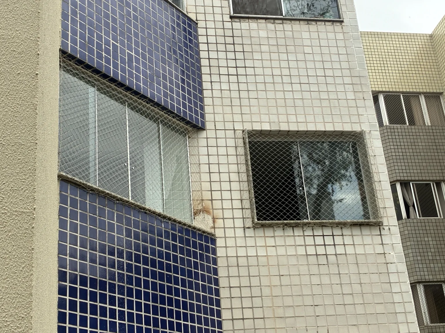 Vista externa da rede instalada nas janelas da fachada.