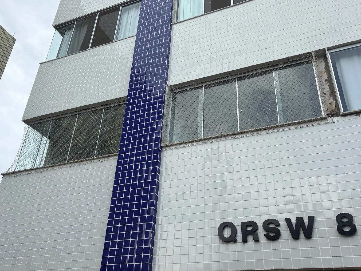 Fachada da QRSW 8 com as janelas atendidas pela instalação.