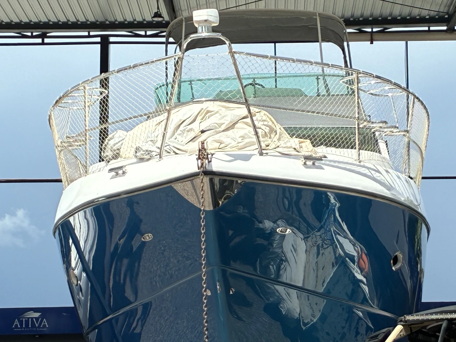 Vista frontal da rede instalada nos guarda-corpos da embarcação.