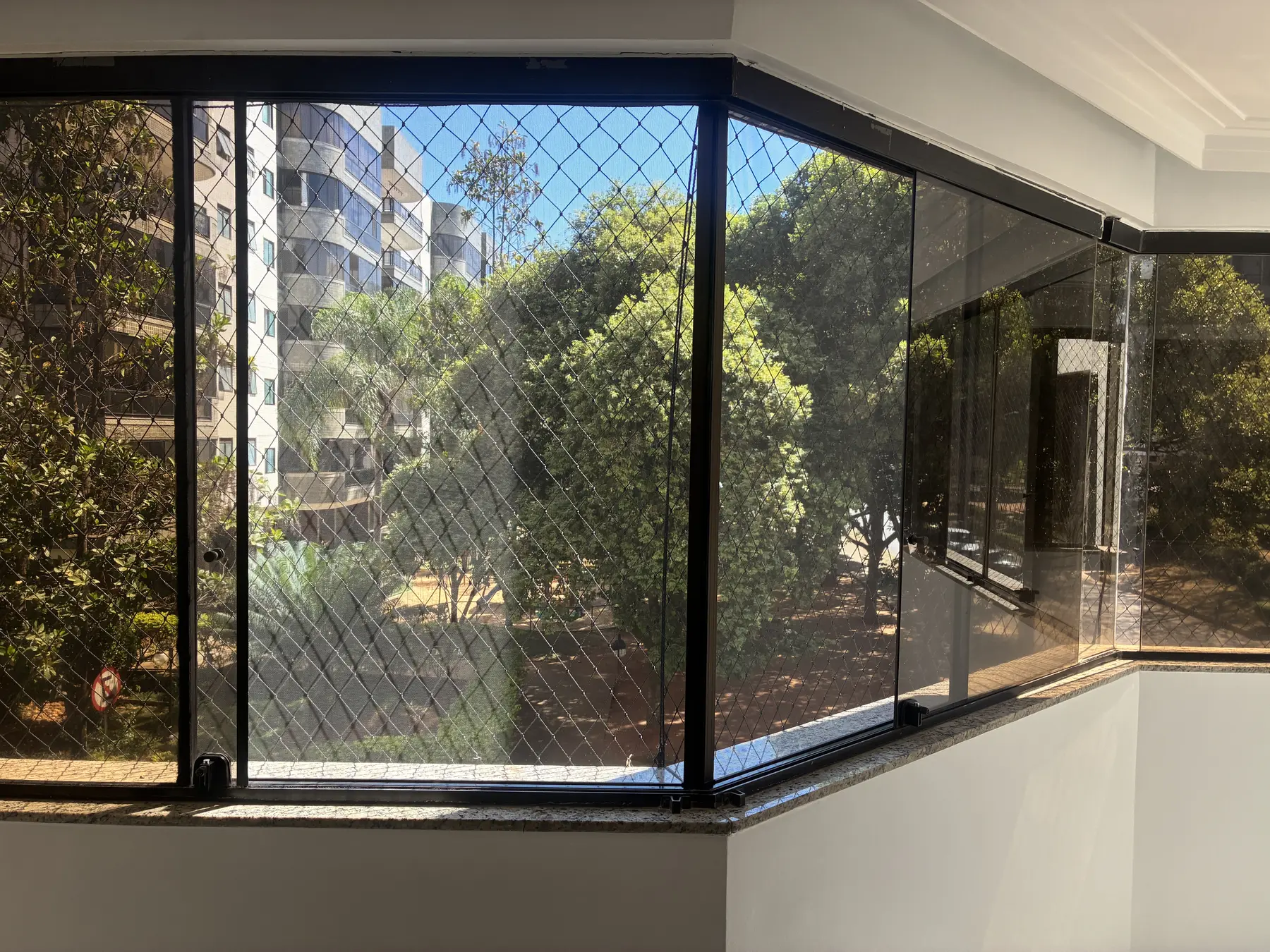 Telas mosquiteiras instaladas sob medida em janelas de apartamento no Sudoeste, Brasília