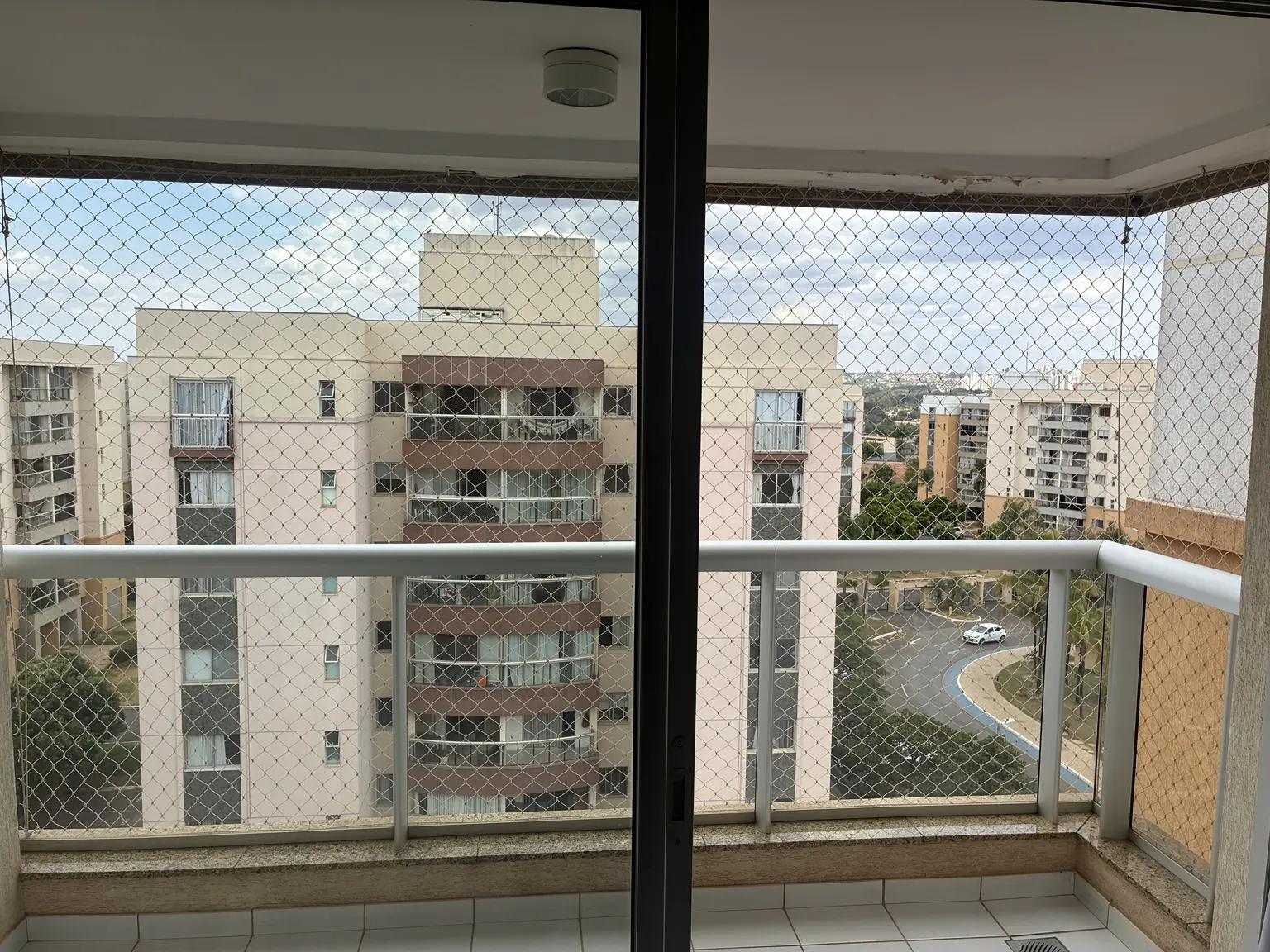 Rede de proteção 5×5 cm na cor areia instalada em varanda na SQB, Bloco O, Guará