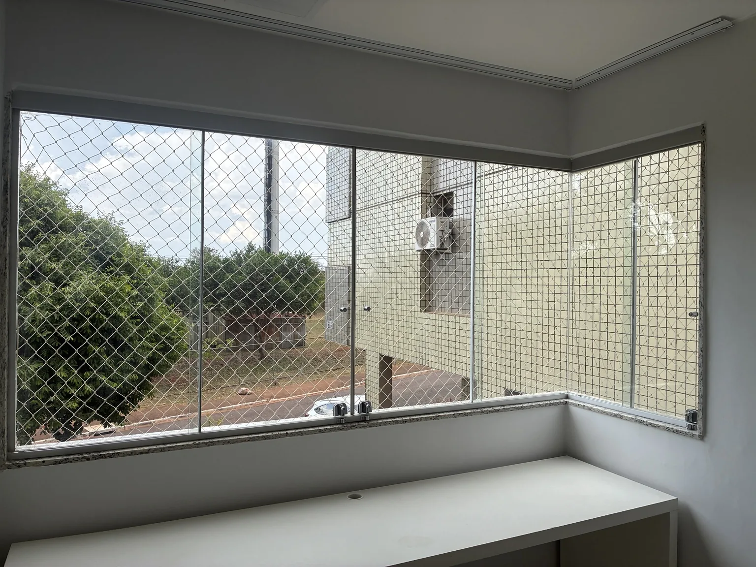 Vista interna das janelas de canto com rede areia 5×5 cm na QRSW 8, Bloco B1.