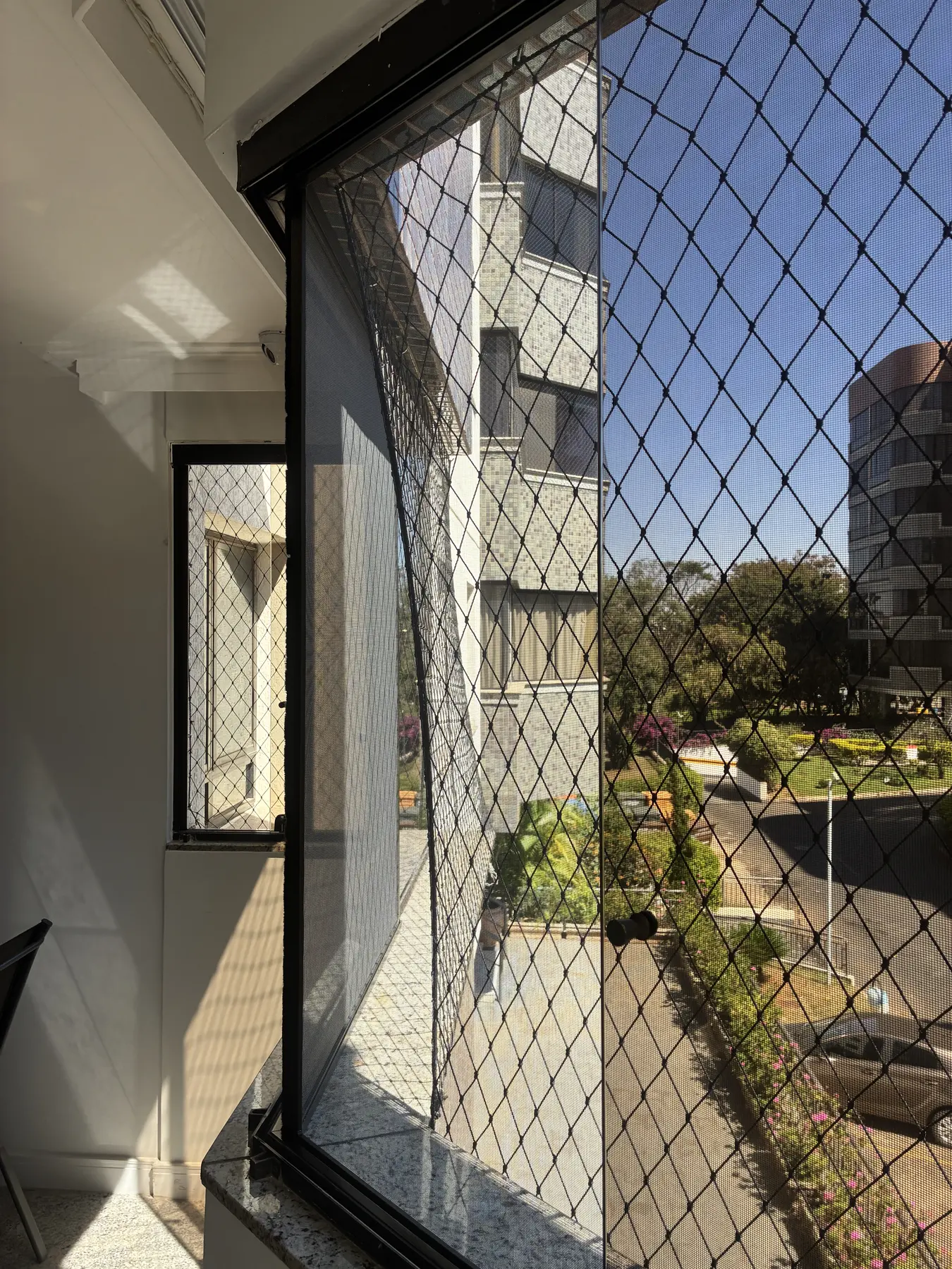 Tela mosquiteira em janela com vista externa no Sudoeste, Brasília