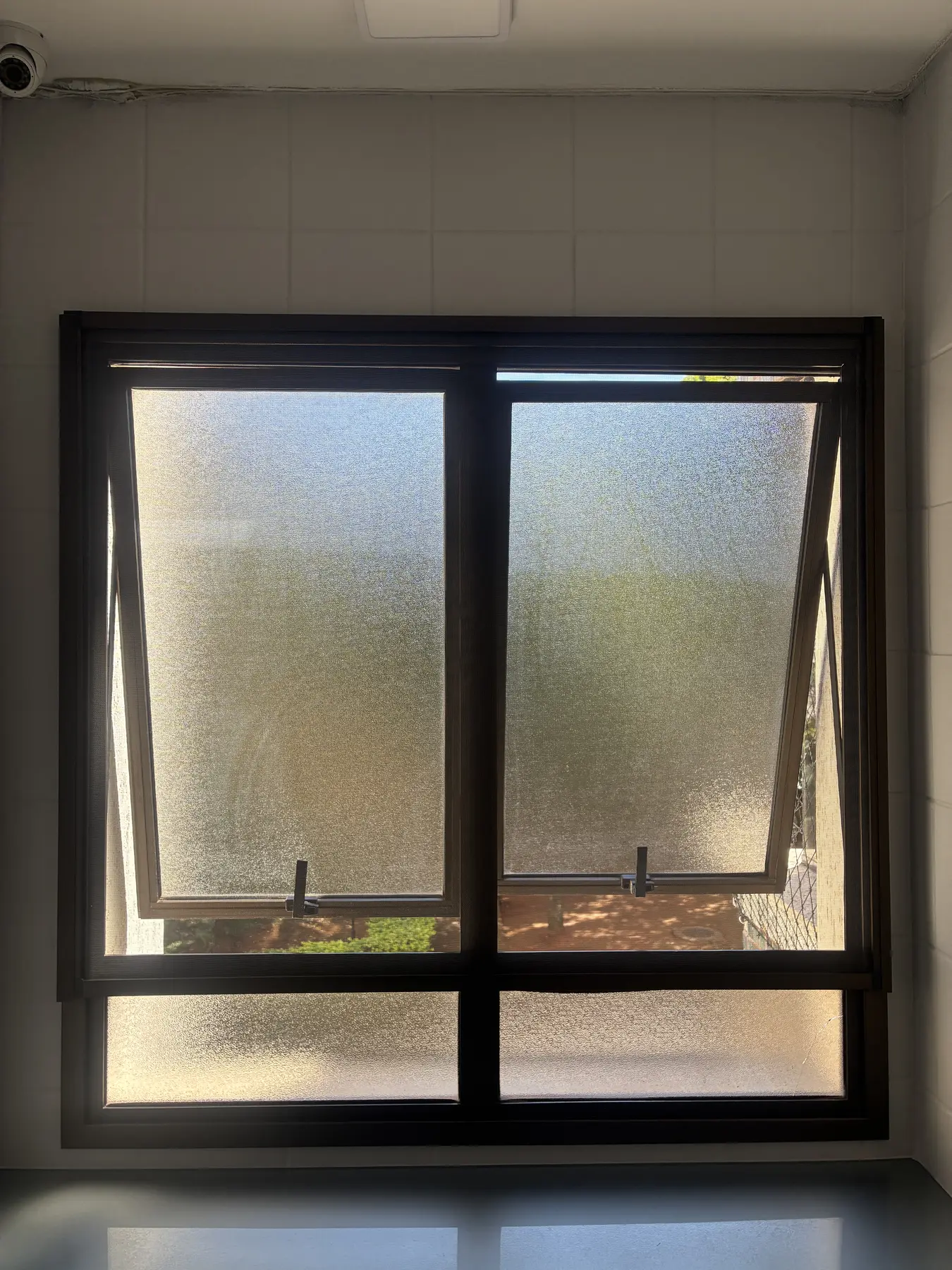 Tela mosquiteira em janela basculante no Sudoeste, Brasília