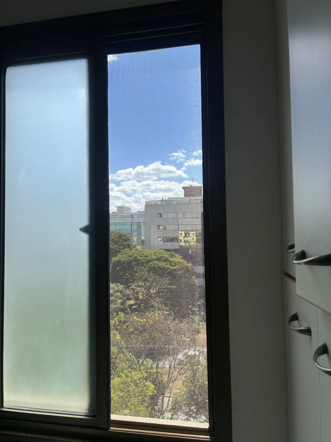 Tela mosquiteira sob medida em janela de apartamento no Sudoeste