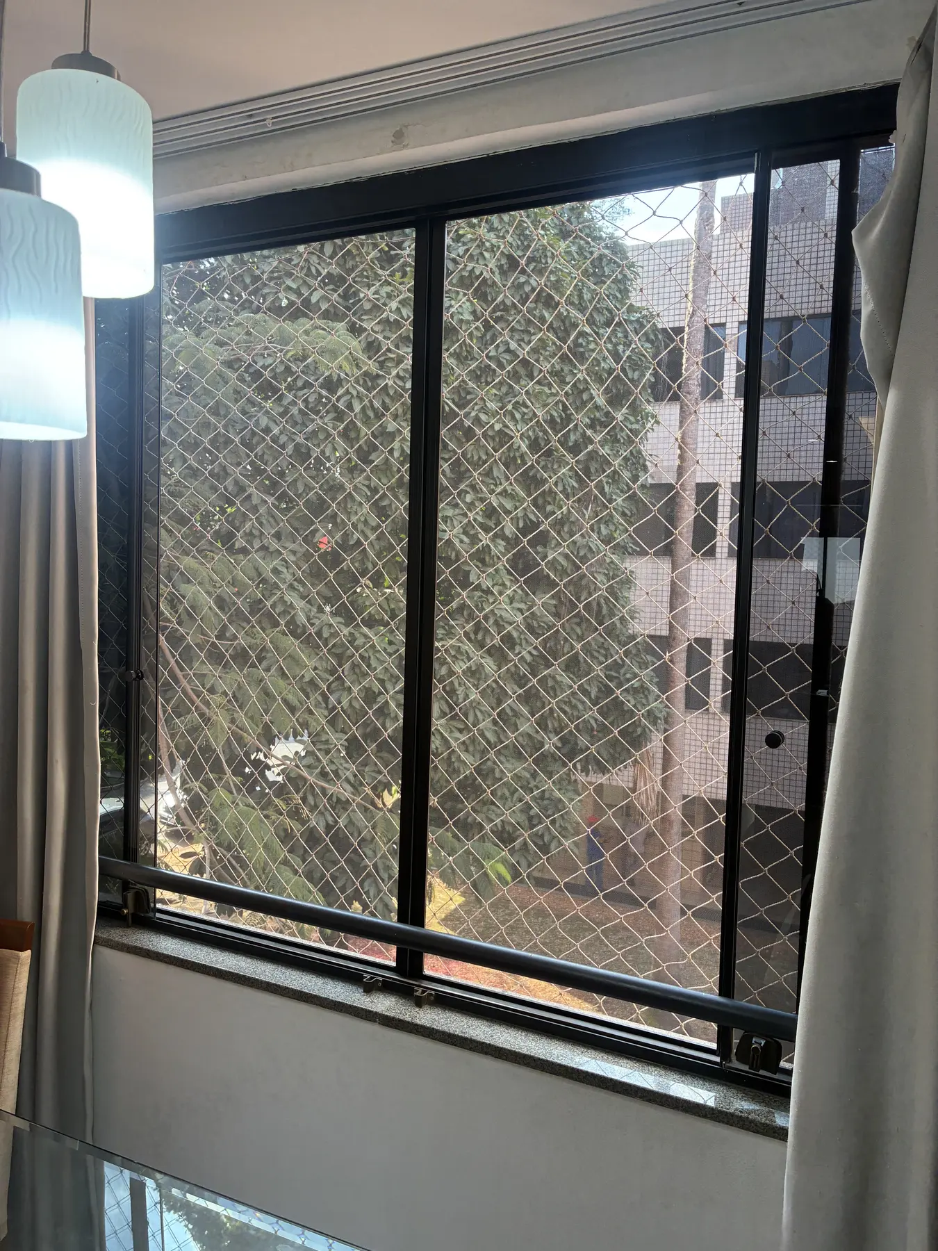 Tela mosquiteira em janela de correr no Sudoeste, Brasília
