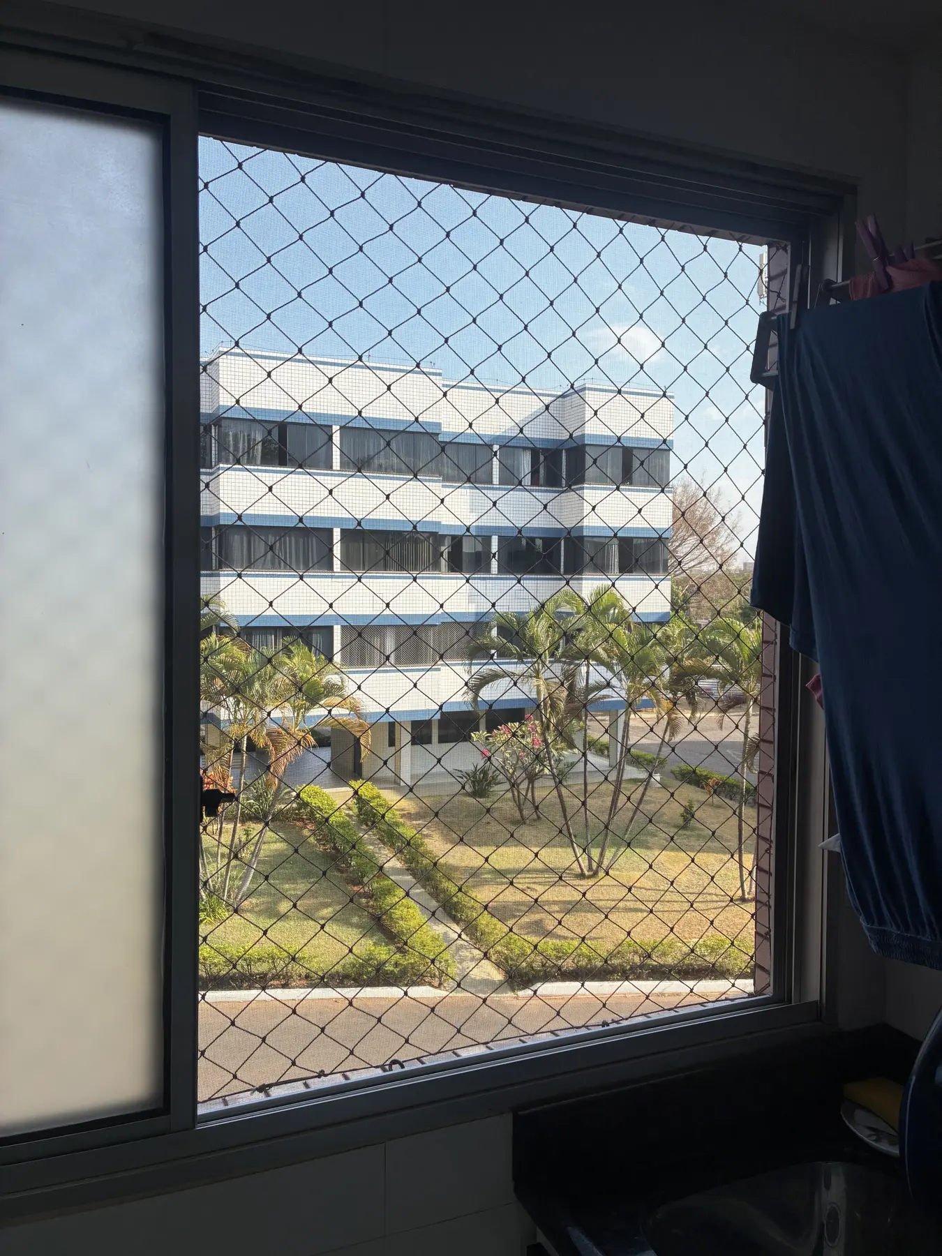 Tela mosquiteira instalada em janela residencial no Sudoeste