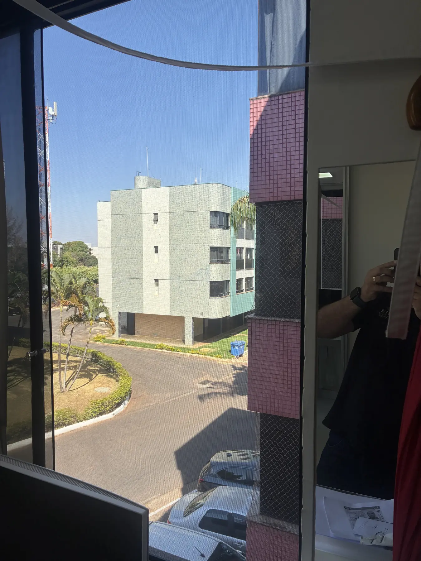 Tela mosquiteira com vista urbana no Sudoeste, Brasília