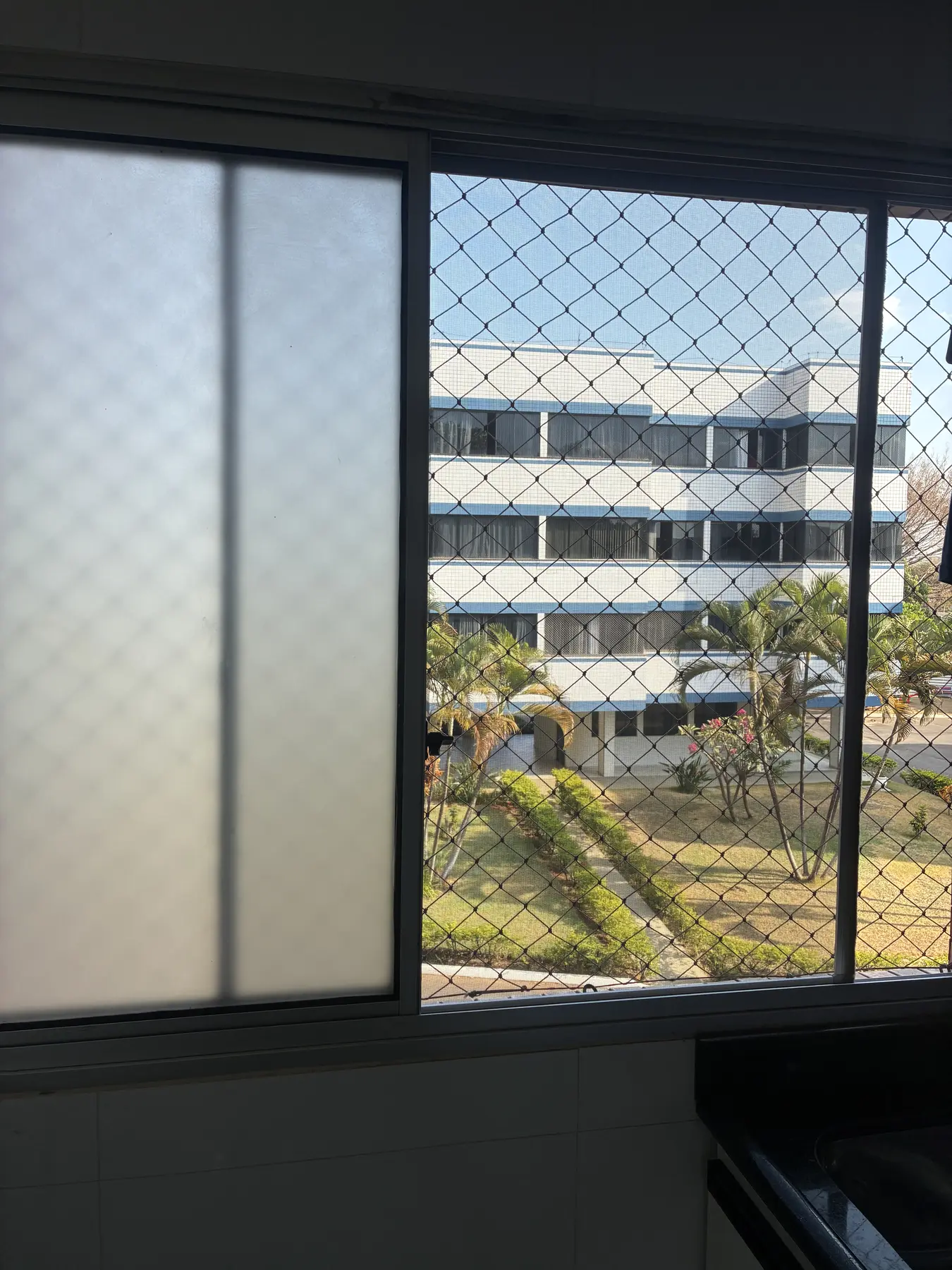 Detalhe de tela mosquiteira instalada em apartamento no Sudoeste