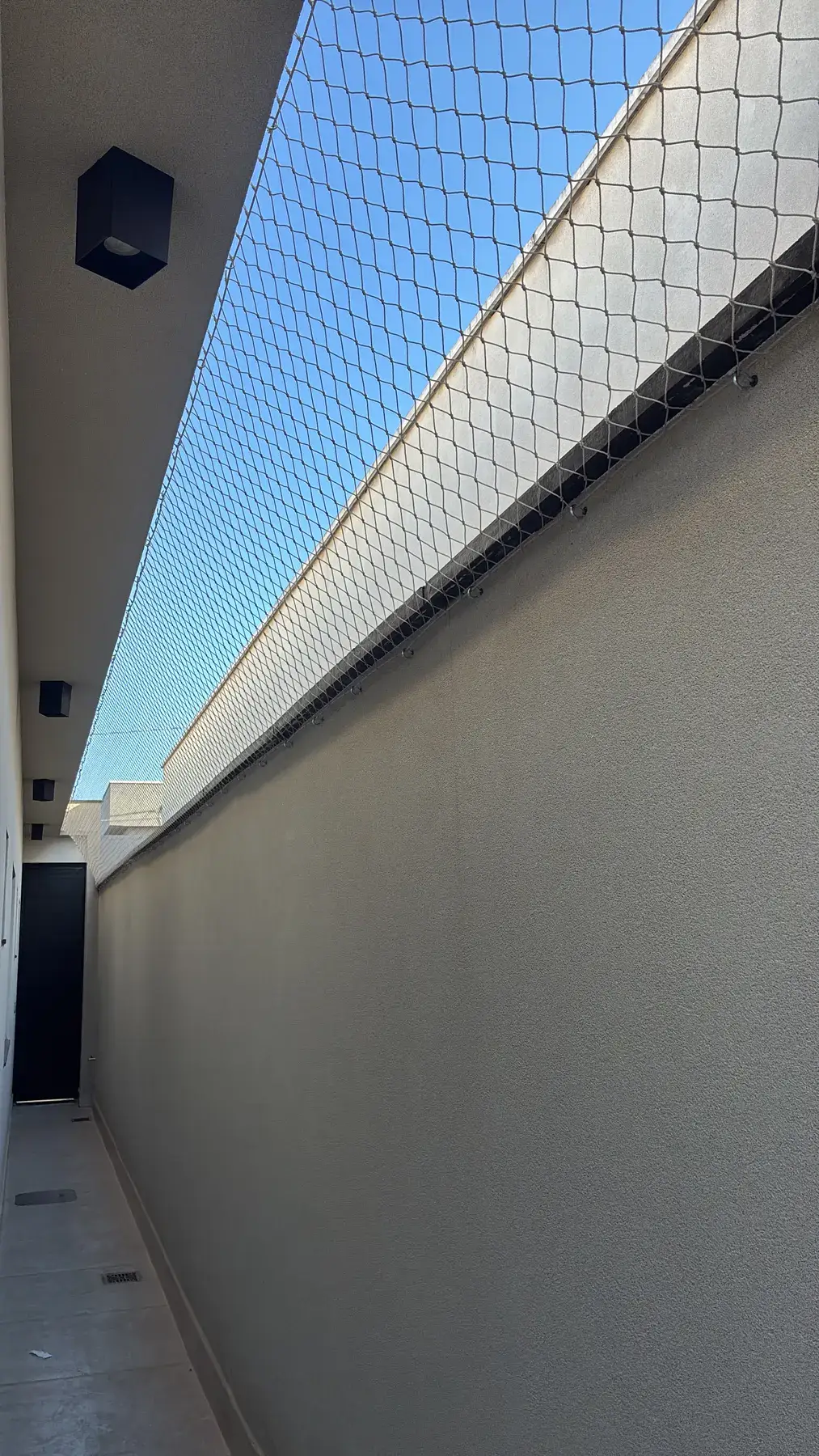 Detalhe da rede de proteção entre paredes no Residencial Exclusive