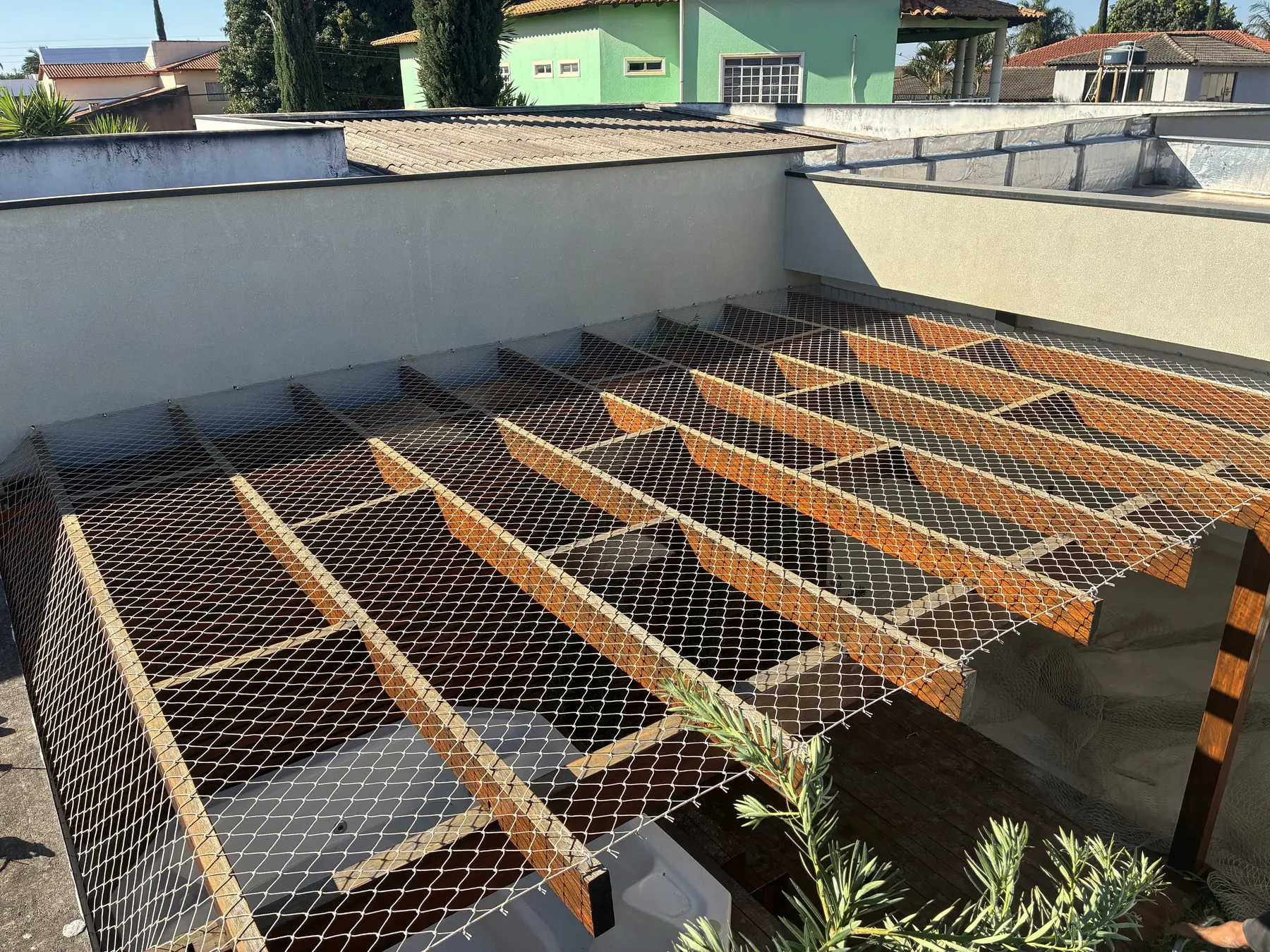 Rede de proteção cobrindo pergolado residencial em Vicente Pires, Brasília