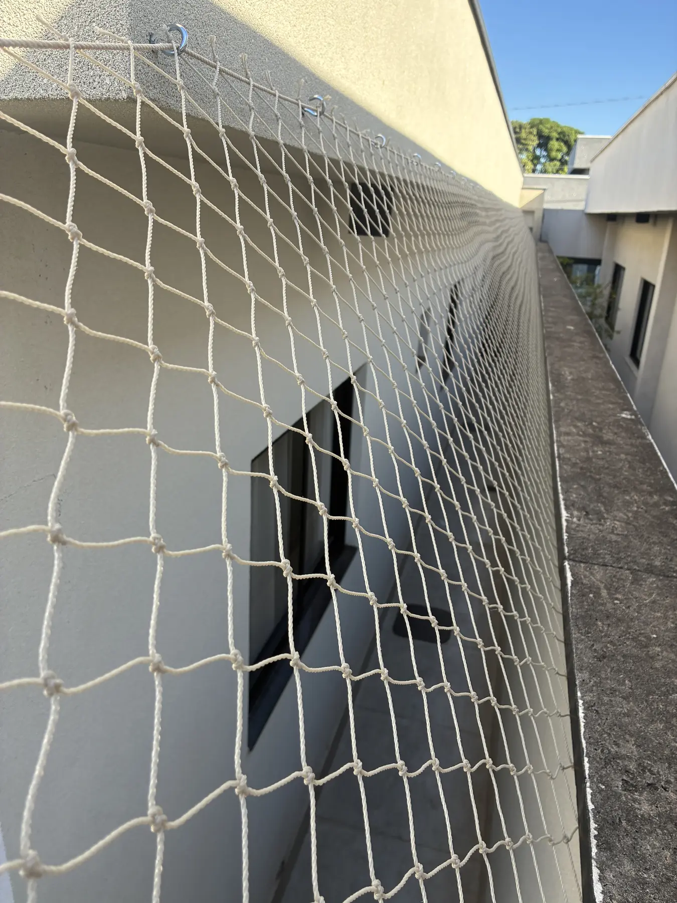 Rede de proteção fixada entre pergolado e parede em Vicente Pires, Brasília