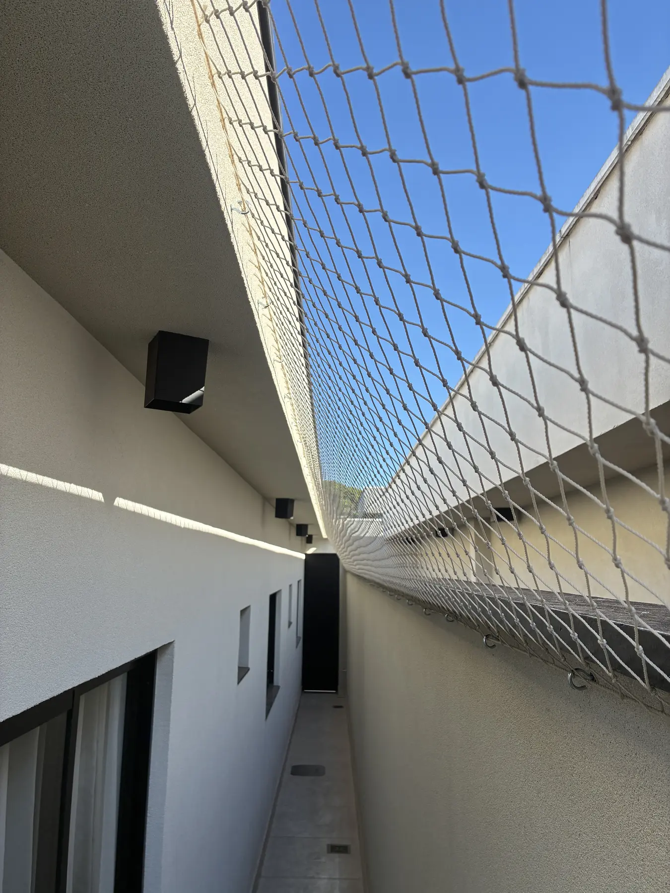 Rede de proteção fechando corredor externo no Residencial Exclusive