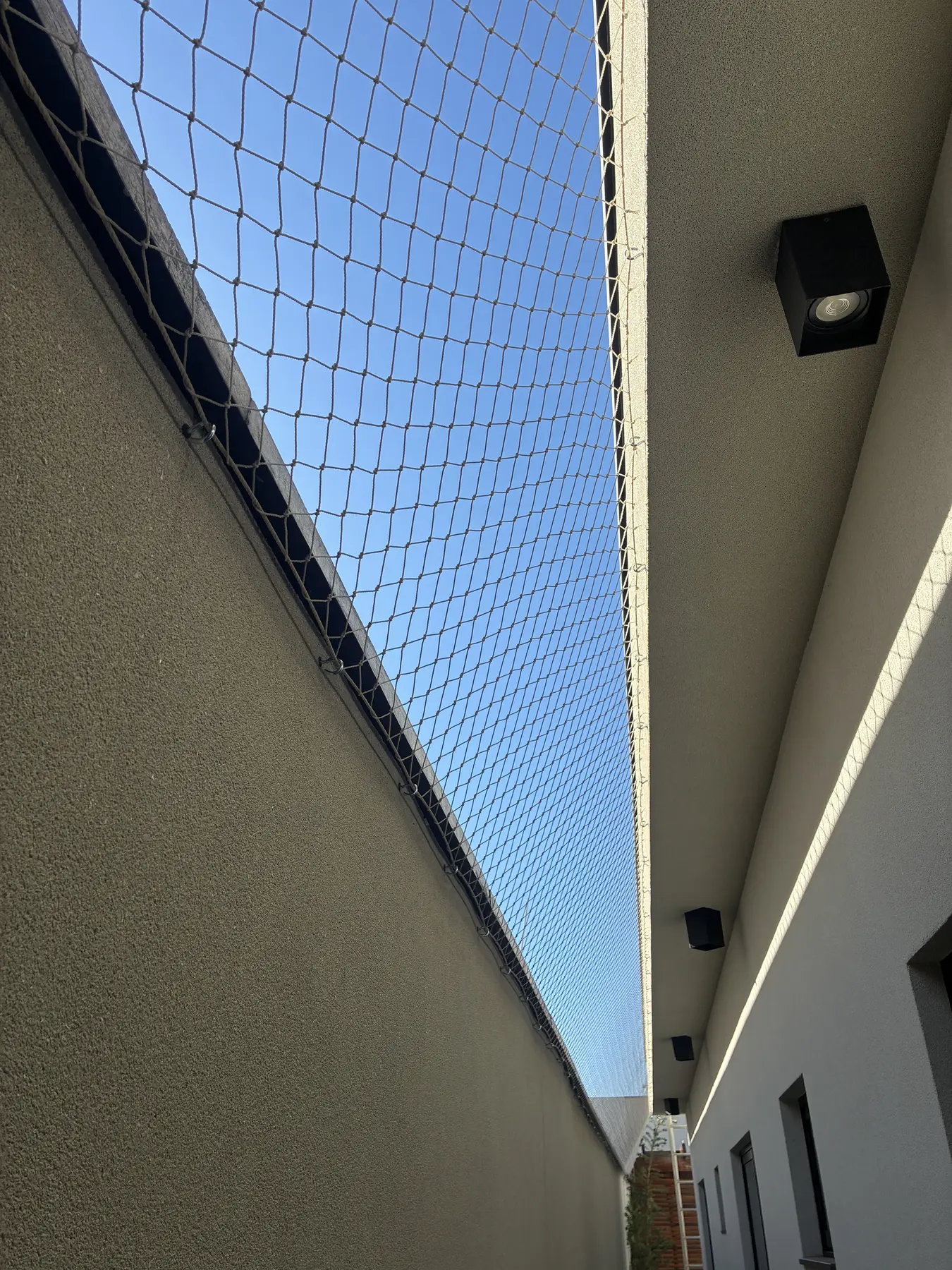 Rede de proteção instalada sobre corredor de residência em Vicente Pires