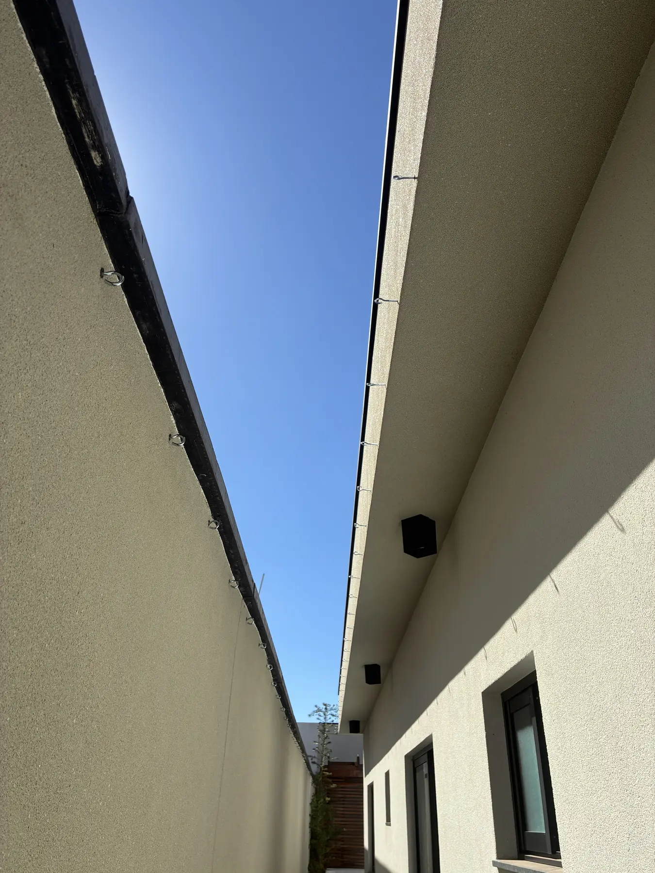 Corredor residencial com rede de proteção superior em Vicente Pires, Brasília