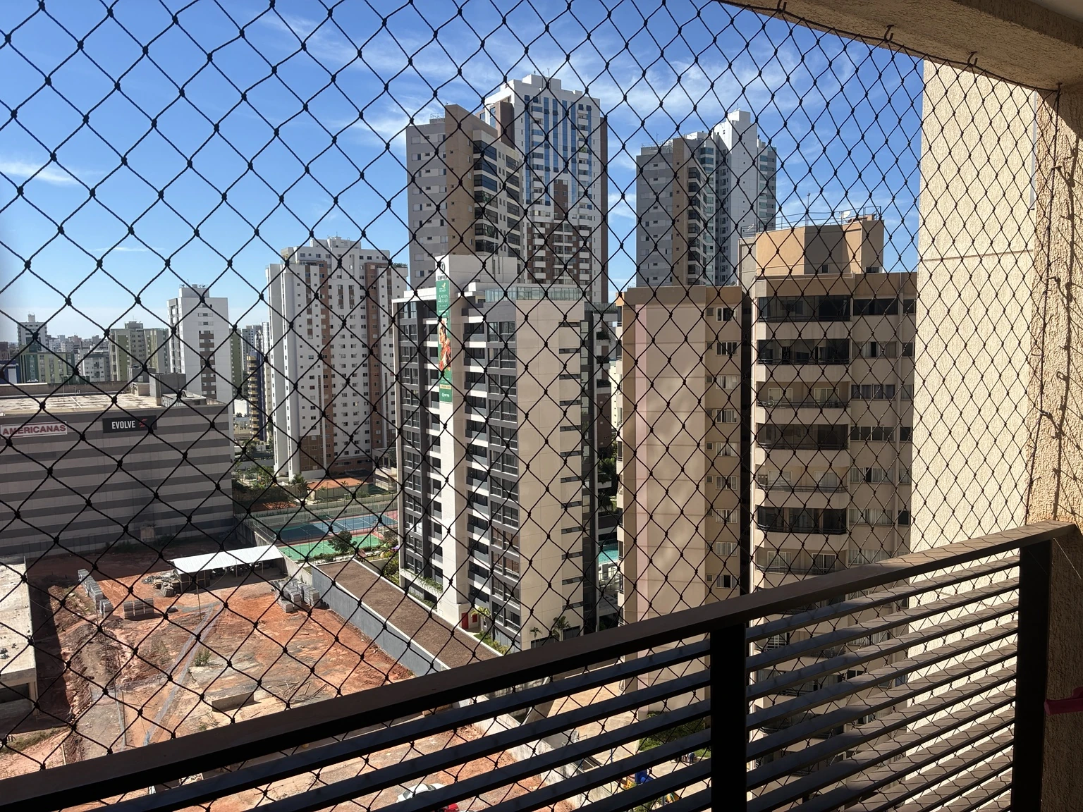 Rede de proteção marrom 5×5 cm instalada na varanda do Residencial Via Naturale, em Águas Claras.