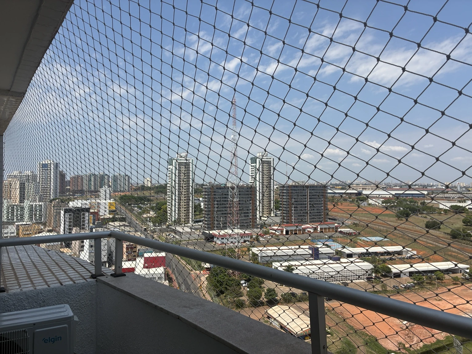 Rede de proteção areia 5×5 cm na varanda com vista ampla da cidade no Ed. Spetaculo Clube Residencial, Avenida Sibipiruna, Águas Claras