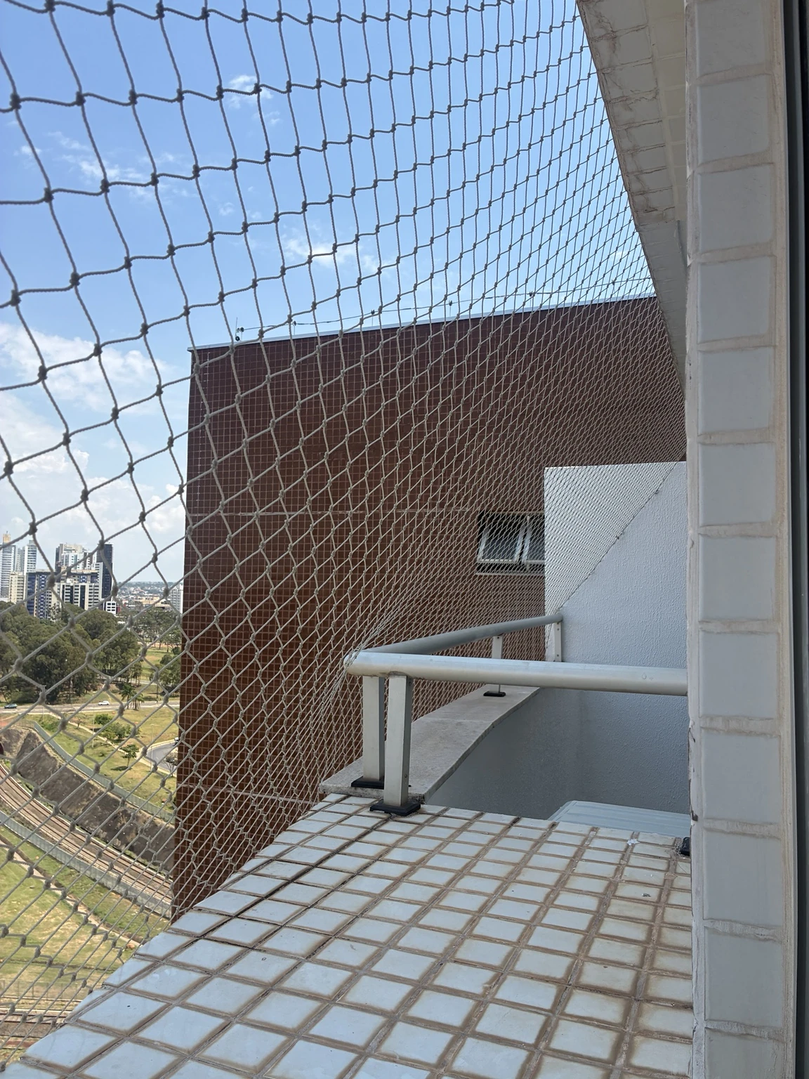 Fechamento lateral da varanda com rede de proteção areia no Ed. Spetaculo Clube Residencial, Avenida Sibipiruna, Águas Claras