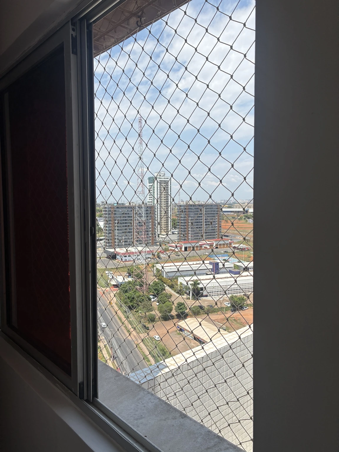 Outro ângulo da rede de proteção na janela e vista da cidade no Ed. Spetaculo Clube Residencial, Avenida Sibipiruna, Águas Claras