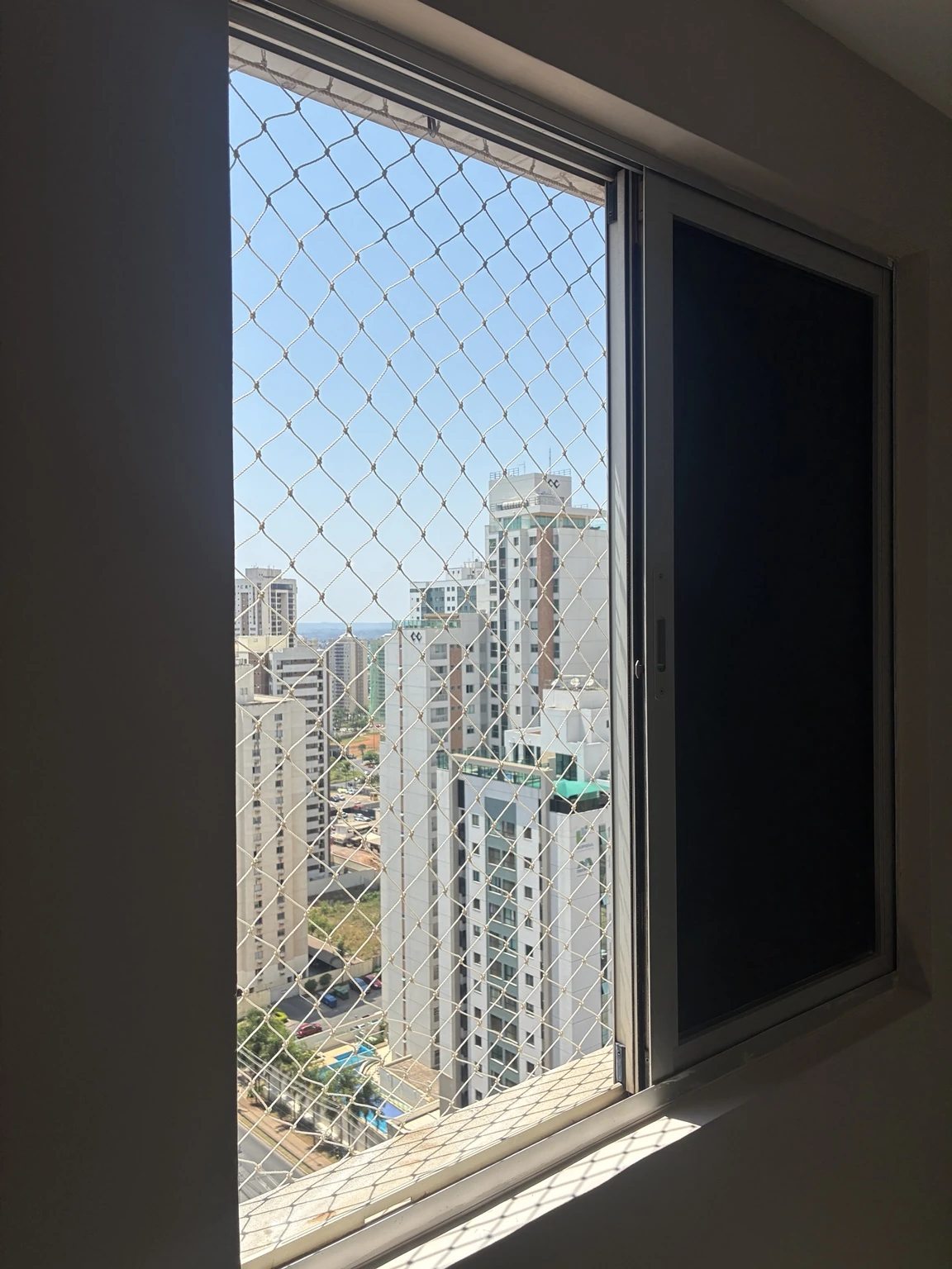 Detalhe da rede areia junto à esquadria de correr no Ed. Spetaculo Clube Residencial, Avenida Sibipiruna, Águas Claras