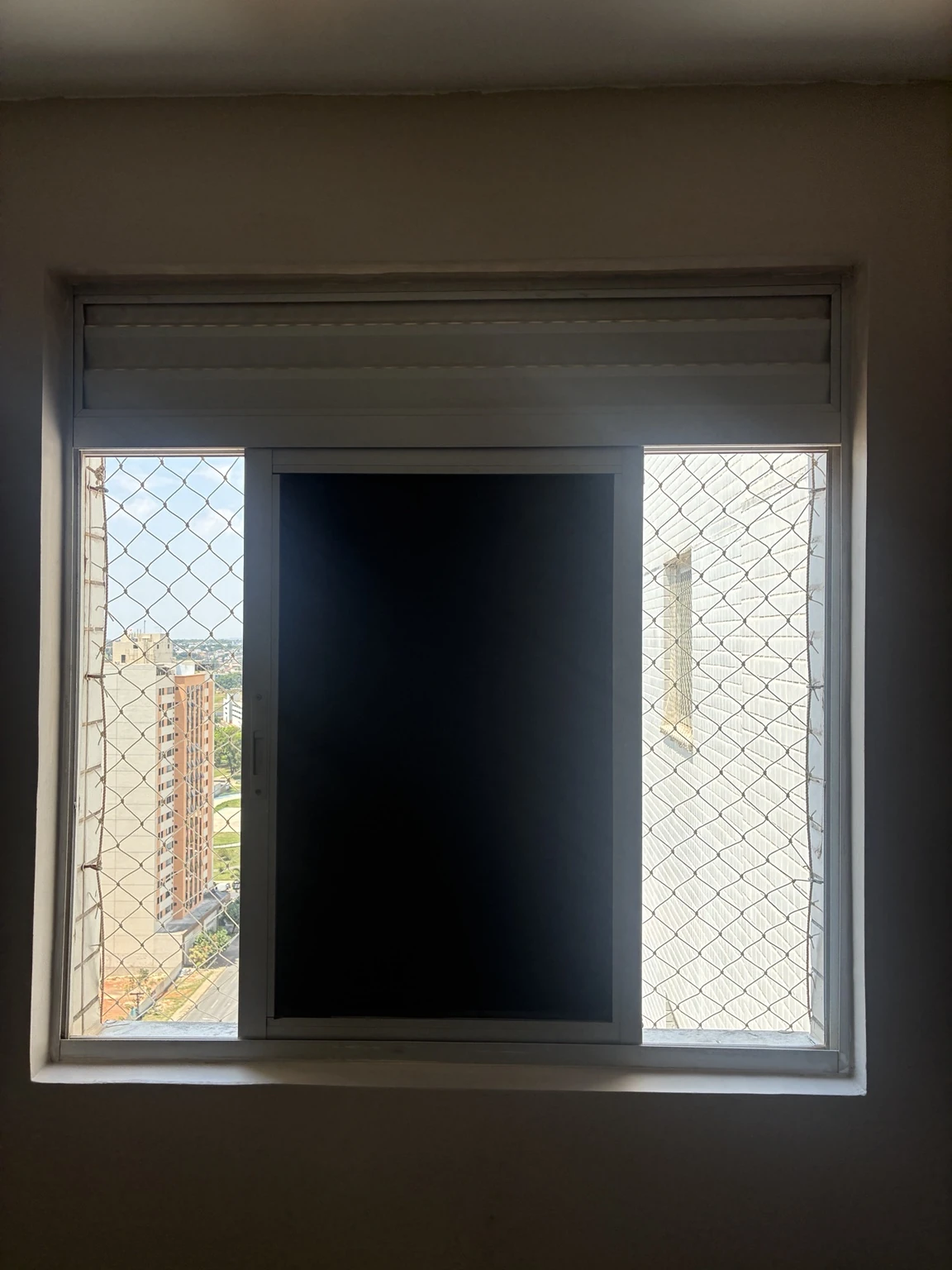 Segunda janela de correr com rede de proteção nas aberturas laterais no Ed. Spetaculo Clube Residencial, Avenida Sibipiruna, Águas Claras