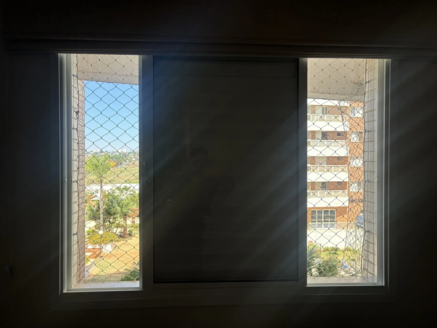 Janela com rede de proteção areia no Bloco B do Edifício Sinfonia