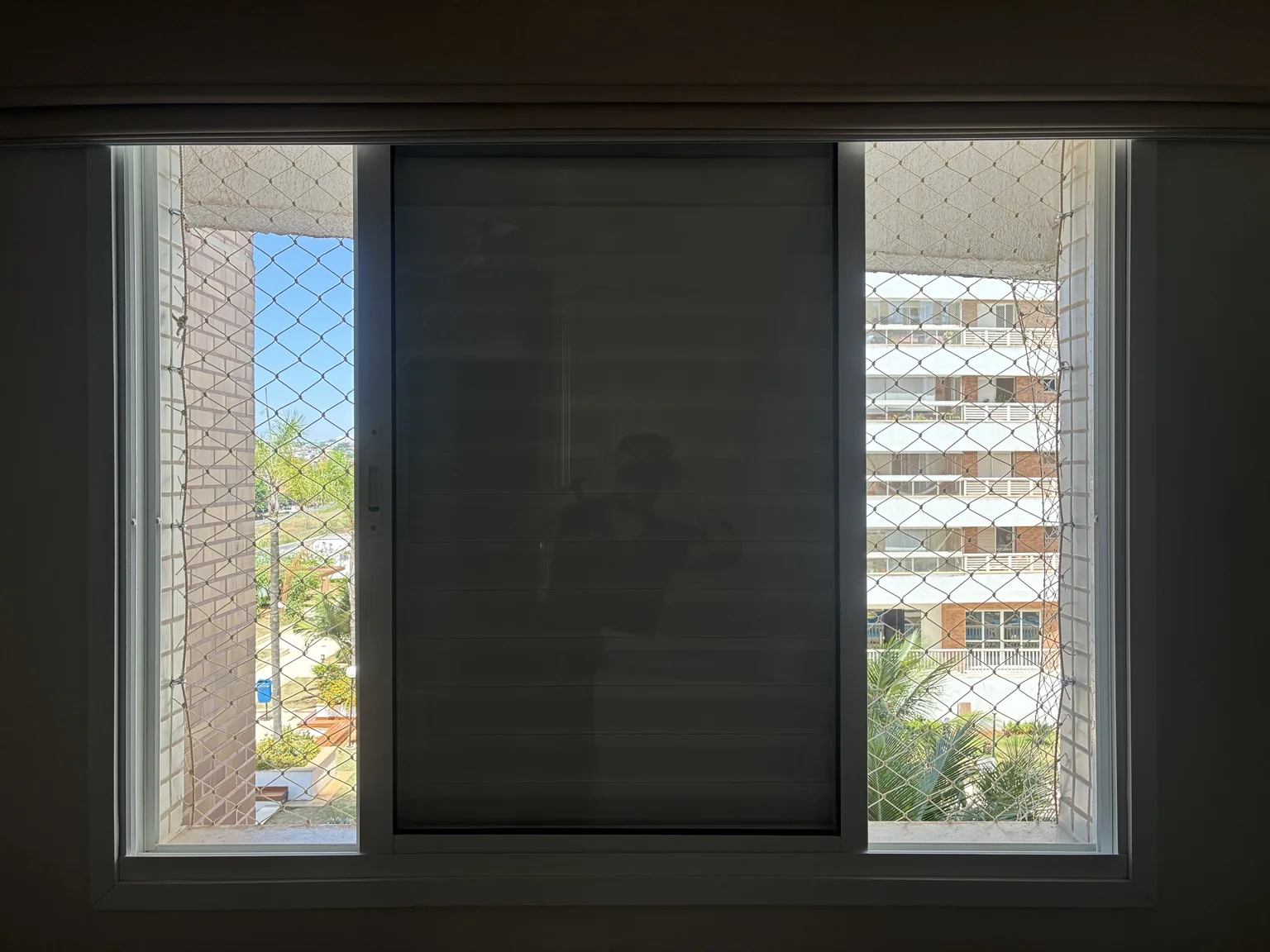Rede areia 5×5 cm instalada junto à esquadria da janela em Águas Claras