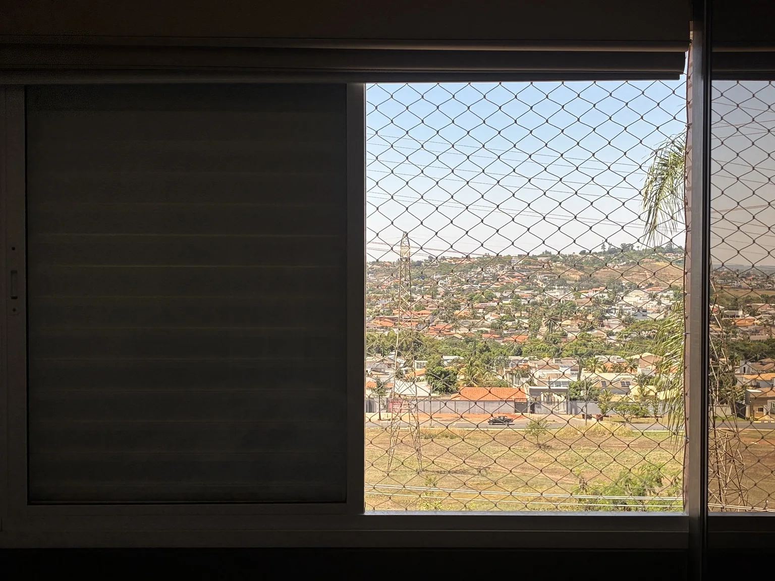 Detalhe da malha areia de proteção na janela do Edifício Sinfonia