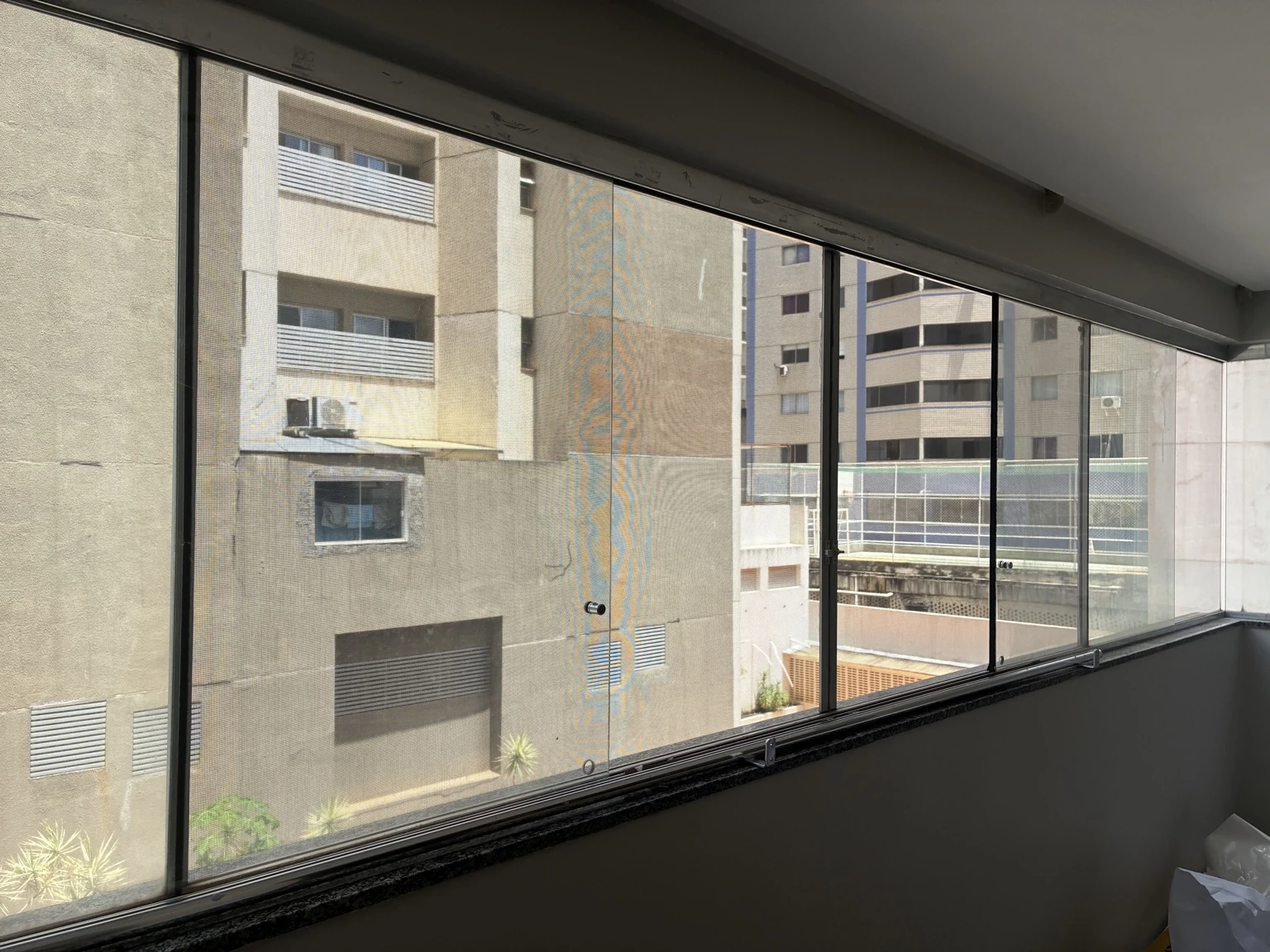 Vista ampla das telas mosquiteiras de acabamento natural nos vãos do apartamento no Edifício Osório de Moraes, Rua 8 Norte, Lote 1, Águas Claras